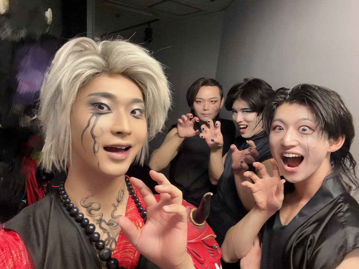 msmiya0929's tweet photo. 百花繚乱の思い出

最強アンサンブルのみんな

稽古場からずっとこの座組みを支えてくれて
冒頭のお祭りのシーンも、この15人がいてくれたから華やかになったし
新井さんを筆頭にみんなが素敵な小道具も作ってもくれたんです。
チョコバナナにりんご飴とか綿菓子とか、クオリティ高くてもう🥲

ラストバトルの道満に操られている鬼達の踊りも迫力とおどろおどろしい雰囲気が最高で
あれは津雲さんが振り付けリーダーとして作り上げてくれました。

縁の下の力持ち、影の立役者達
みんな本当にありがとう！

#ビスプロ7
#ビス百花