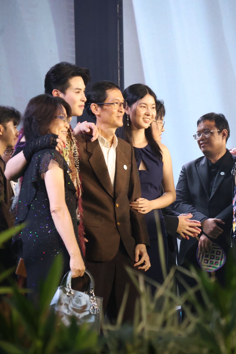 CheetahfcTH's tweet photo. ครอบครัว และเพื่อนๆ มาร่วมแสดงความยินดี ให้ชีต้า เป็นภาพที่น่ารักมากๆ 🧡😭💫
#ch33t4hh #ชีต้าเป็นเสือไม่ใช่แมว
#Cheetah_vryse #VRYSE #InHarmonyUniverse #InHarmony
#FollowMeVRYSE
#GRMEntertainment https://t.co/gdUySuleKm