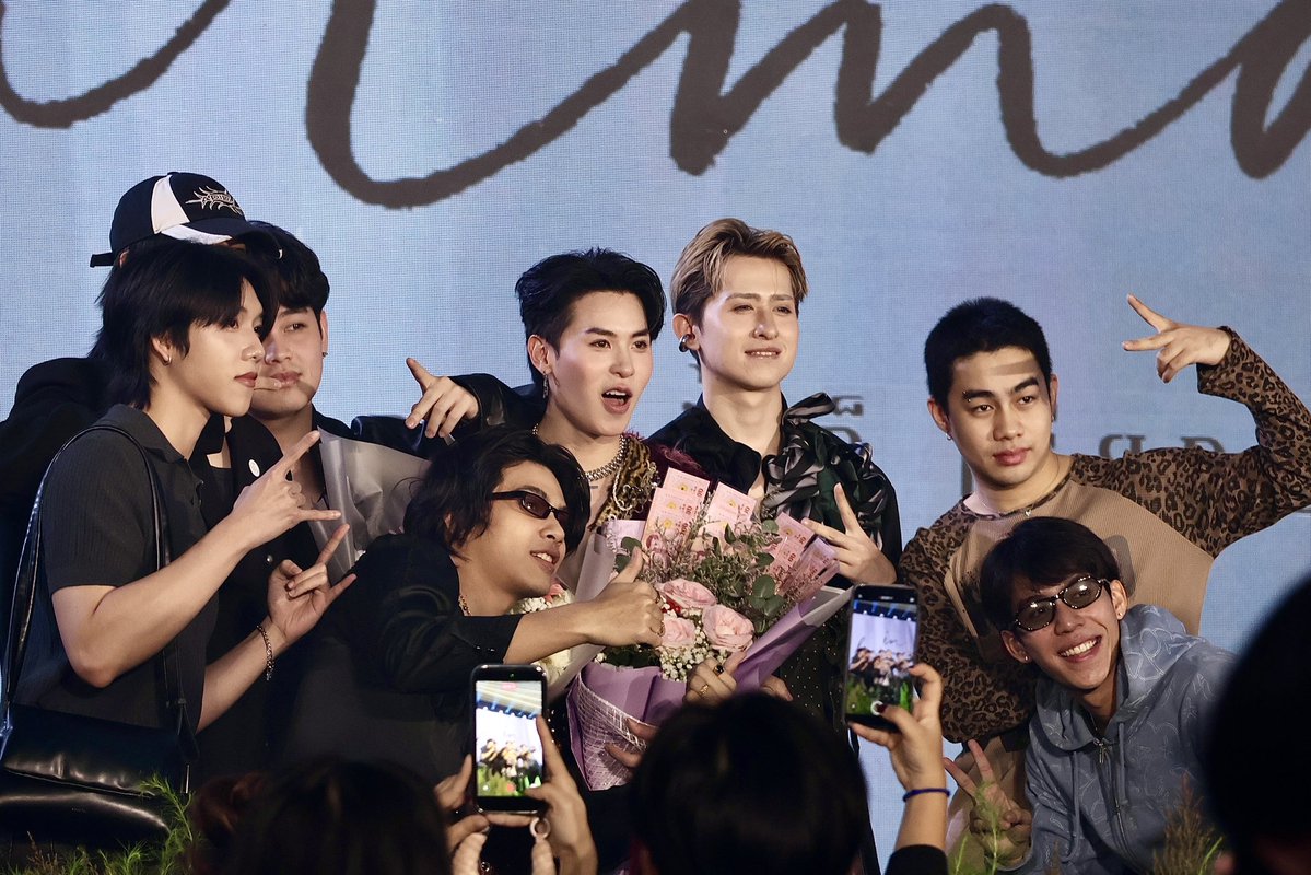 CheetahfcTH's tweet photo. ครอบครัว และเพื่อนๆ มาร่วมแสดงความยินดี ให้ชีต้า เป็นภาพที่น่ารักมากๆ 🧡😭💫
#ch33t4hh #ชีต้าเป็นเสือไม่ใช่แมว
#Cheetah_vryse #VRYSE #InHarmonyUniverse #InHarmony
#FollowMeVRYSE
#GRMEntertainment https://t.co/gdUySuleKm