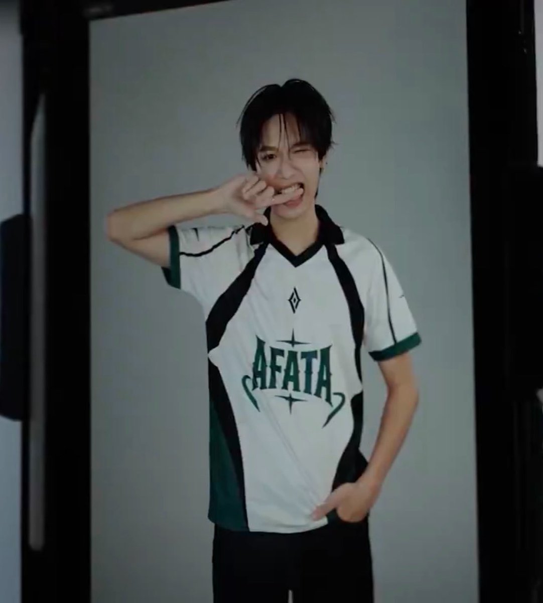 Snexhong's tweet photo. มักเน่ของทีม #TeamAFATA จี๊ดไม่เบาเลย😆
#NEXnattakit
#RoVTPOPTournament
#BUSbecauseofyouishine https://t.co/NB67otxFZS
