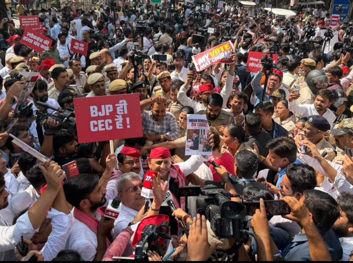 iamAKstalin's tweet photo. लोकतंत्र की हत्या बंद करो...!
BJP हि मुख्य चुनाव आयुक्त (CEC ) है....!

दोनों पोस्टर पर आपकी क्या राय है ?? https://t.co/zEA3jhVipZ