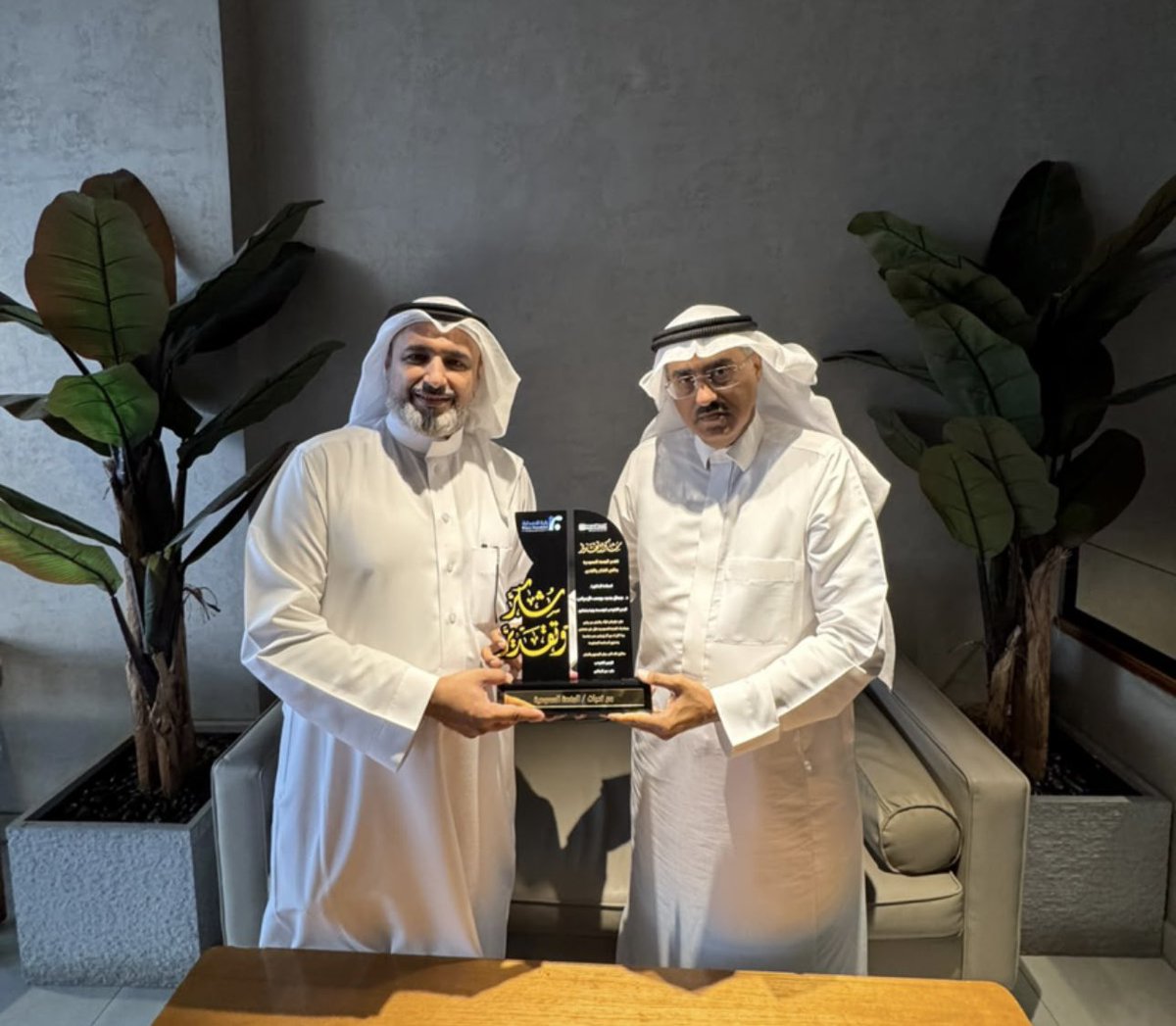 Saudi__Platform's tweet photo. المنصة السعودية تكرّم المدير التنفيذي لمركز رؤية وتمكين تقديراً للتعاون في مبادرة «أتقن اللغة الإنجليزية»@Saudi__Platform @eveias2030 

جدة / المنصة السعودية
كرّمت المنصة السعودية، الدكتور جمعان موسى، المدير التنفيذي لتمكين ورؤية لخدمات الأعمال ، تقديراً للتعاون المشترك في تنفيذ مبادرة « أتقن اللغة الإنجليزية » في نسختها السادسة ، التي أقيمت خلال شهر سبتمبر 2026 ، بتنظيم من المنصة السعودية وفريق بذرة العطاء .

وجاء ذلك في ختام المبادرة ، تقديراً للجهود المبذولة في إنجاحها وتحقيق أهدافها التعليمية والمجتمعية.

وأعرب الأستاذ حامد العطاس، المدير التنفيذي للمنصة السعودية ، عن شكره وتقديره للدكتور جمعان موسى ، مثمناً تعاونه البنّاء والمثمر ، وماقدمه من دعم وإسهام في إنجاح المبادرة وتحقيق أهدافها المجتمعية.

كما وجّه شكره وتقديره لفريق بذرة العطاء ، ممثلاً في قائدته الأستاذة نهلة سلامة، على جهودها في إدارة اللقاءات والمداخلات ، وما أسهمت به من تنظيم ومتابعة كان لهما أثر في نجاح المبادرة.

وثمّن العطاس جهود المدربين والمدربات، شركاء النجاح، مشيداً بما قدموه من محتوى تدريبي وإسهامات معرفية أسهمت في إثراء المبادرة وتحقيق أهدافها.

وأكد في ختام حديثه،  أن الشراكات النوعية مع الجهات والمختصين تسهم في تعزيز أثر المبادرات المجتمعية، وتوسيع نطاق الاستفادة من البرامج التعليمية والتدريبية، بما يخدم أفراد المجتمع ويدعم تطوير مهاراتهم وقدراتهم.

#المنصة_السعودية
#تمكين_ورؤية
#جمعان_آل_موسى