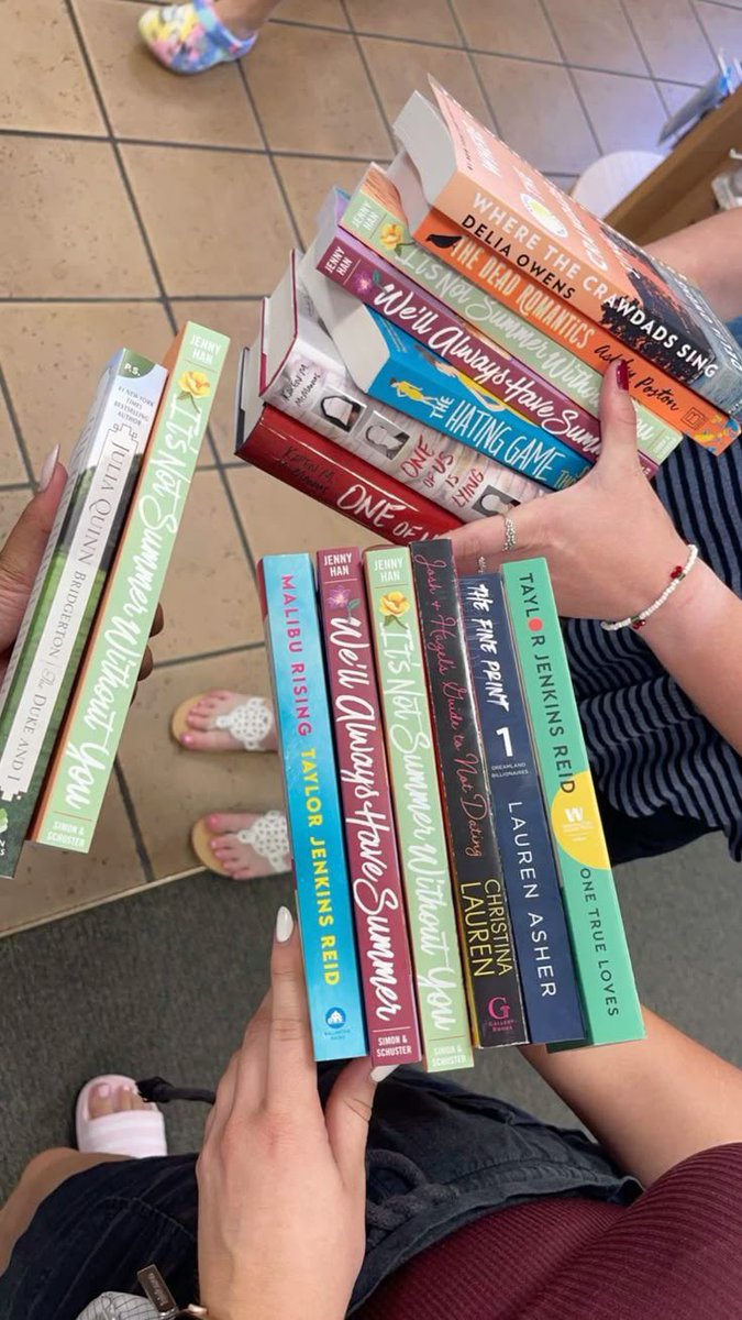 aulineboards's tweet photo. Just buy me books 📚 https://t.co/zQI5OUngdn