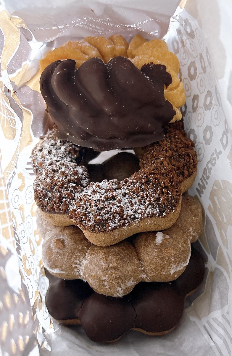 trs_ggs's tweet photo. vs帰宅ラッシュ電車から
守り抜いたミスドたち🍩🍩🍩🍩
美味しかったんだけど、
ミスドって毎回2個目から
食べる作業になるのなんでだ… https://t.co/AQYNwMx21I