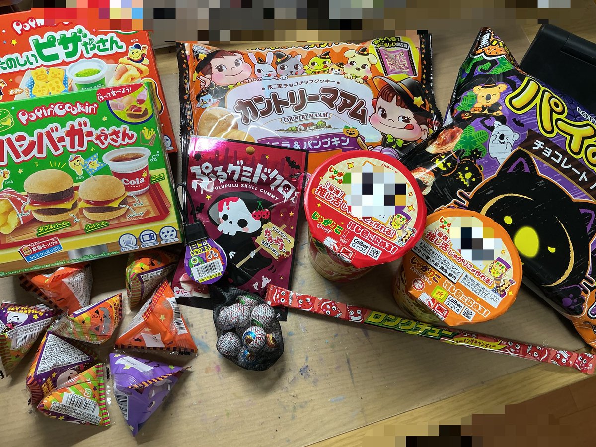 Tarouuu0120's tweet photo. お菓子食べ企画を考えてて、その準備完了‼︎これだけあれば流石に足りるはず…足りなかったら後日ちゃんと買うぜ https://t.co/YtiUfgKHvR