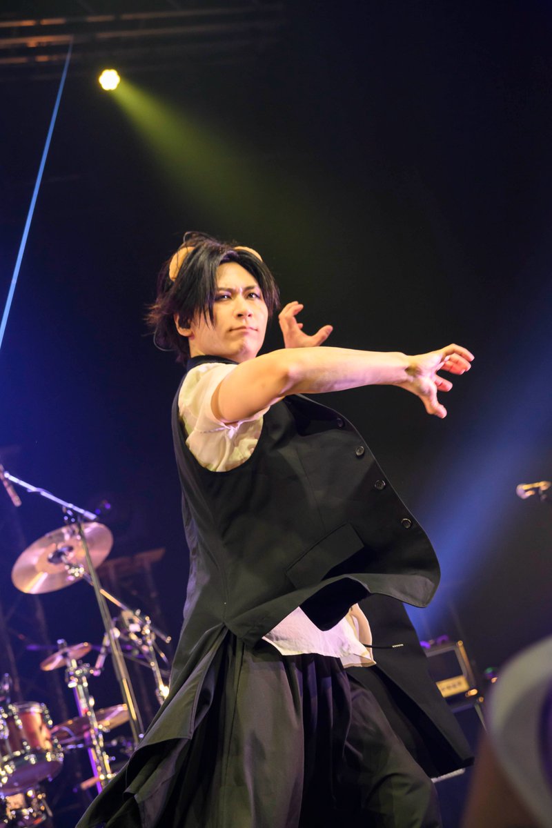 memeonmusic's tweet photo. -真天地開闢集團-慈愚挫愚上週在台開唱。難得來台，成員興奮分享這趟旅程的體驗，中文成果發表更一發不可收拾，從「我超愛你們」一路喊出「珍珠奶茶」、「臭豆腐」，甚至突然冒出一句「台積電」，意外戳中全場笑點

現場報導：
https://t.co/T1vQjxpfLH

照片：大鴻藝術 BIG ART

@shintenchi0601 https://t.co/4VpnvhQSKt