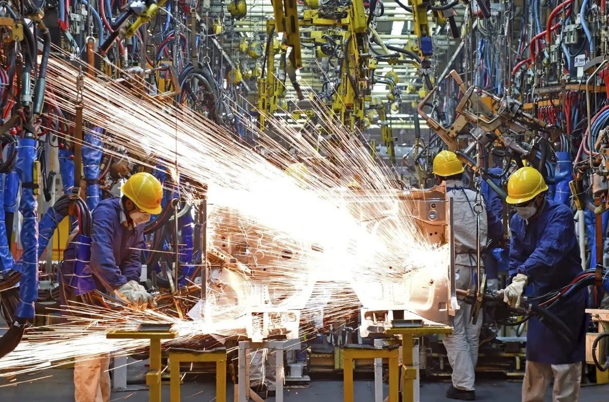 PeterDClack's tweet photo. Globalism meant Western factories closed, borders opened and jobs relocated to wherever it was cheaper and convenient. 

The industrial worker in Vienna, the Ruhr region, or Ohio, became unemployed or was pushed into low-wage service sector work.

Yet profits ballooned for the corporate middlemen, who produce nothing. Financial conglomerates, importers, logistics giants, tech platforms and consultants have pocketed the margin between cheap production in Asia (China) and expensive sales in the West.

The result is a super-rich global elite and a left-behind, indebted proletariat. The middle class—the backbone of every free society—was crushed. This represents the greatest surge in inequality in a century. Without globalism, China would never have risen.

The West gave China everything, including its 2001 admission to the WTO, even though China lacked a true market economy, democracy or rule-of-law system. It was a voluntary technology transfer: anyone who wanted to produce in China was forced to hand over their intellectual property. Yet now it seems that the Chinese were right all along. 

The West looked the other way on forced labor, state subsidies, currency manipulation and technology theft. Capital on a scale of trillions of dollars has been pumped directly into China. Isn't this known as being entrepreneurial?

The West dismantled its own industrial base and rebuilt in China. The West financed what it claims is a totalitarian state, which uses Western money to rearm, buy up strategic ports, monopolise raw materials and exercise leverage over us. Wouldn't we do exactly the same?

China did not rise despite the West, but because the globalist West built it that way. Short-term profit was prioritised over national security, industrial sovereignty, and local workforce stability. 

A rootless, stateless elite in New York, Brussels, Berlin, and Shanghai feels at home everywhere and takes responsibility nowhere. In its wake are stranded communities, stripped of industry and upward mobility, entirely dependent on supply chains controlled by a foreign power.

Globalism was sold with a promise of prosperity. In reality, it was the greatest - yet most absurd - redistribution of wealth in human history.