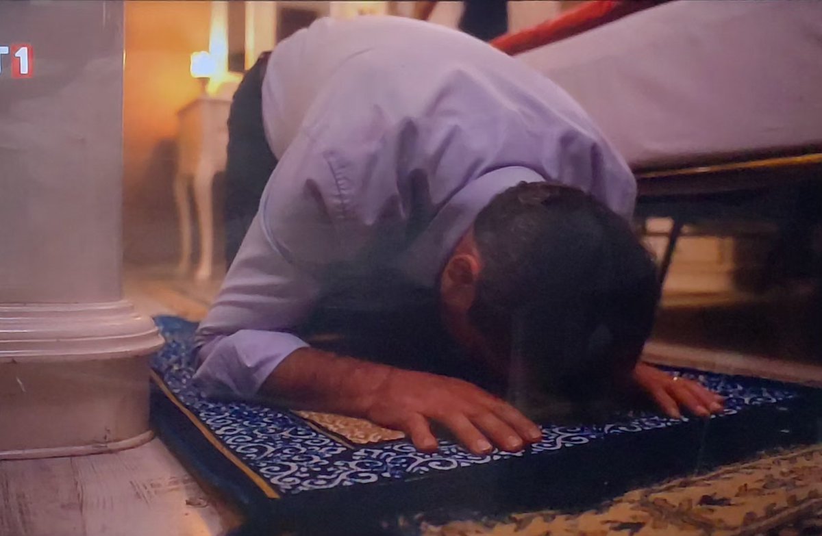 derlerhoca's tweet photo. Sene 2026, TRT 1 ekranlarında dindar bir karakter namaz kılıyor ama secdede kollar tamamen yerde (kadınların secde edişi gibi). Erkeklerin secdeye nasıl gideceğini bilen tek bir kişi yok mu şu koca dizi setlerinde? https://t.co/oZPgeAzRNj