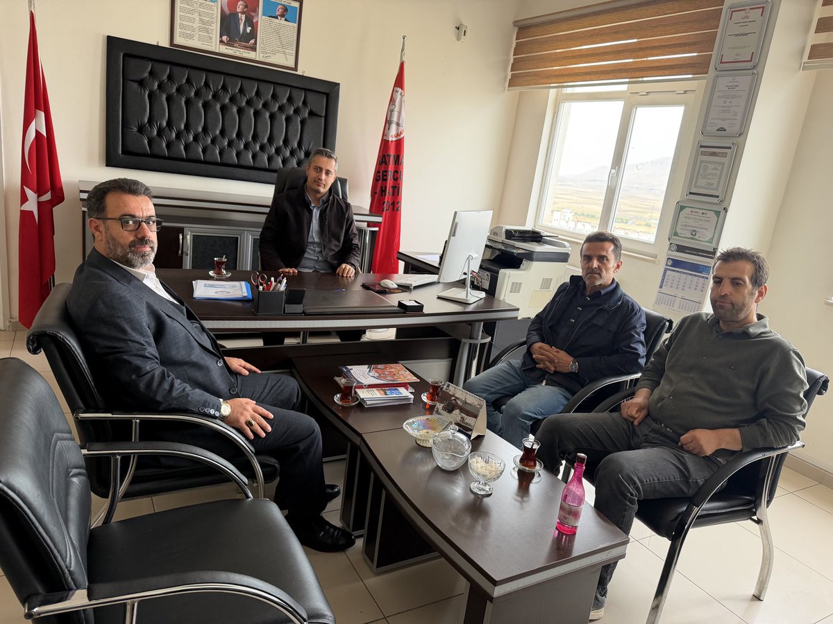 HudaParGercus's tweet photo. İlçe Başkanımız Sn. M. Sait Başaran ve beraberindeki heyetle, Gercüş Anadolu İmam Hatip Lisesi Müdürlüğü görevine başlayan Sayın Hüseyin Şimşek’e hayırlı olsun ziyaretinde bulunduk.

Nazik misafirperverliğinden dolayı hocamıza teşekkür ediyor; yeni görevinde başarılar diliyoruz. https://t.co/W8iMXdPVng