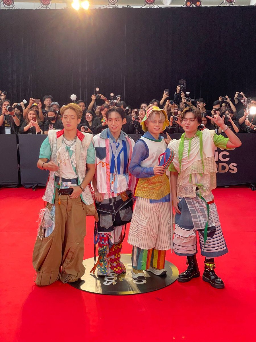 aug02sales's tweet photo. the way ajaa never fails to serve on the fma red carpet! 😍

#AJAA #FilipinoMusicAwards #FMAs https://t.co/mrZrkxTnxd