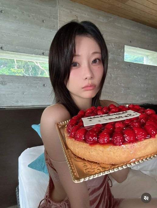 chu_ken_8kou's tweet photo. 重盛さと美(38)の爆美女法

・週7で鮭食べてPDRN摂取
・五苓散でむくみ飛ばす
・マシンピラティス週1回
・撮影前以外は無理なダイエットしない
・日焼け止めNG、サンバイザーで物理遮断
・ママバターを1日4回塗ってぷるモテ唇に
・10年以上グルテンフリーで主食はほぼ米
・やる時はやる、オンオフ大事 https://t.co/XvfjitNNfn