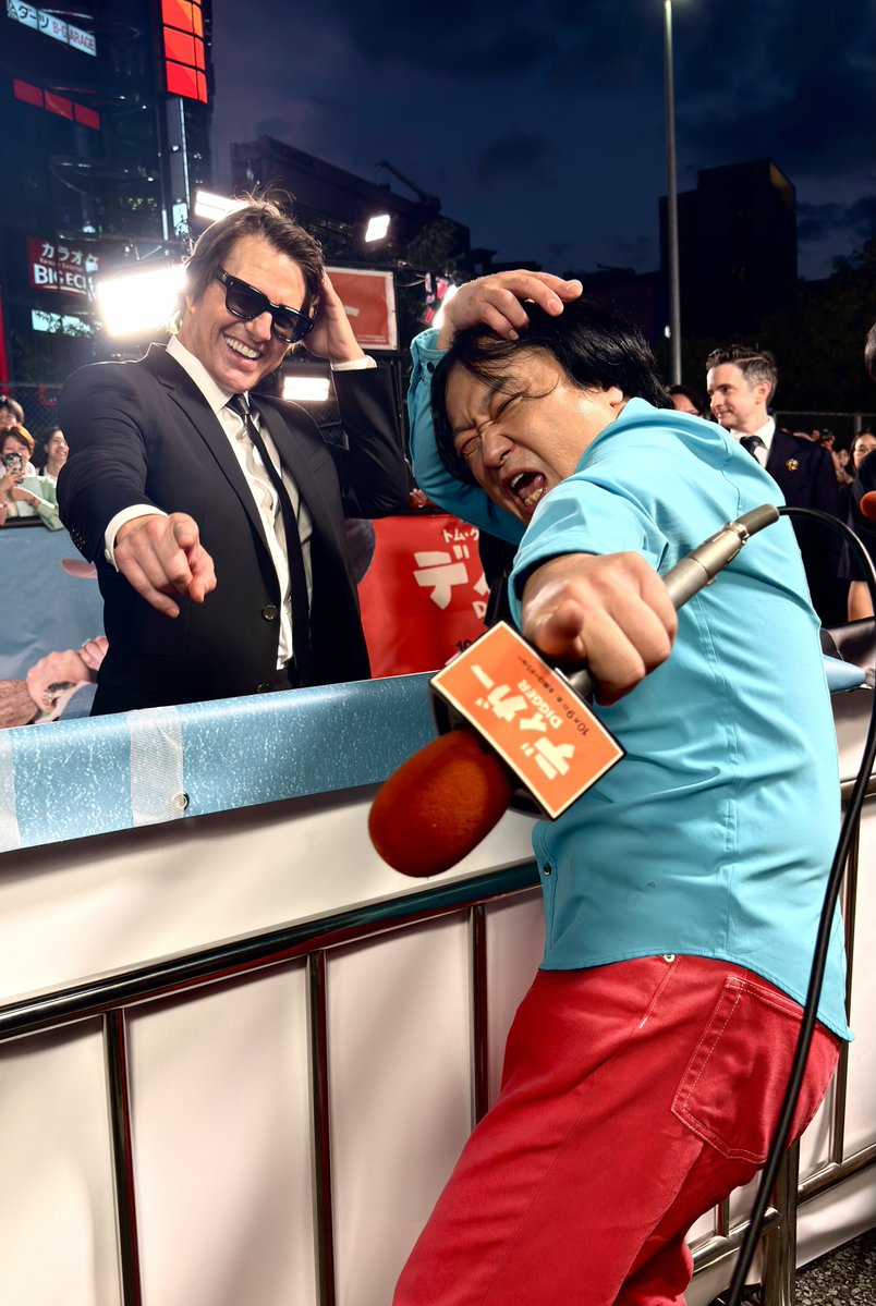 nagano_staff's tweet photo. トム・クルーズと写真を撮りました！📸✨

映画『DIGGER / ディガー』
ぜひ観てください！🎬🔥🪏

@diggerthemovie
@tomcruise
@warnerbros
@warnerjp 

#トムクルーズ
#トムの日
#映画ディガー
#TomCruise
#DiggerMovie https://t.co/GOJOMJyAqA