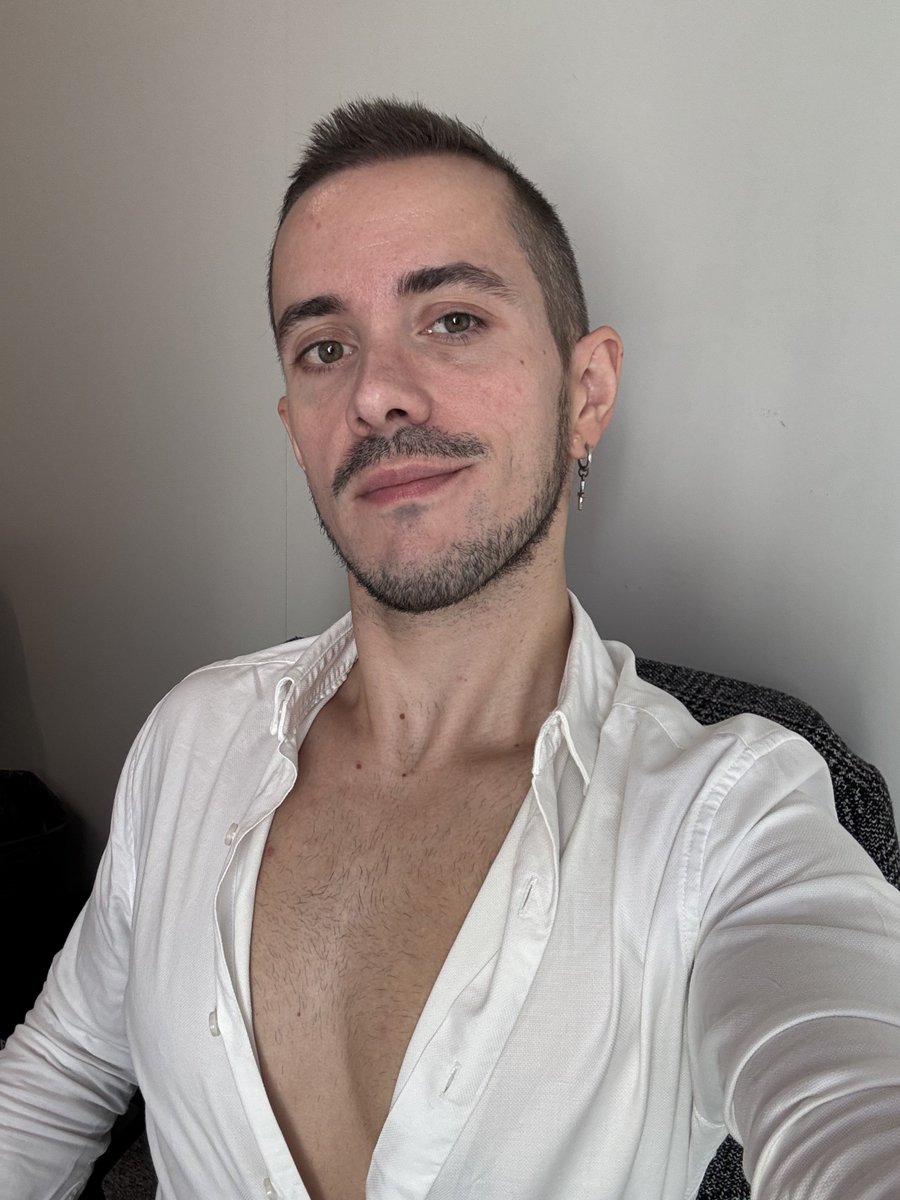 mr_chipie_'s tweet photo. c’est mon anniversaire aujourd’hui youhou 🎉 https://t.co/llCgw869TO