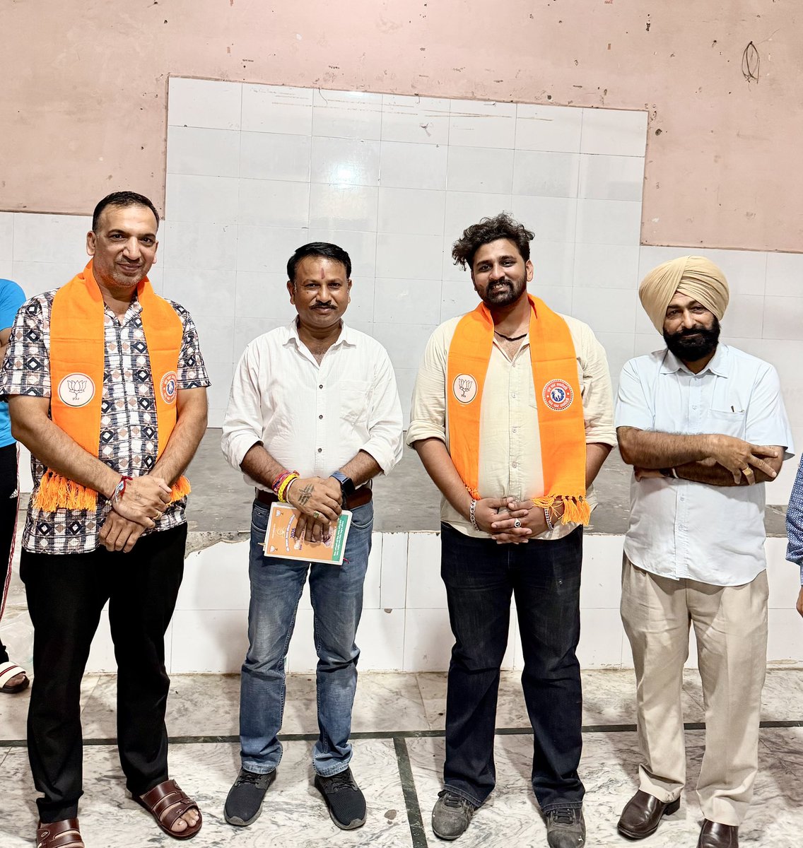 varinderjdbjp's tweet photo. 🚩 संगठन सर्वोपरि | सेवा निरंतर | वार्ड-3 विजय का संकल्प 🚩

दिनांक 4 अक्टूबर को वार्ड नंबर-3 स्थित वाल्मीकि धर्मशाला में मंडल अध्यक्ष के रूप में @BJP4Chandigarh मंडल-3 की मासिक संगठनात्मक बैठक आयोजित की।

बैठक में प्रधानमंत्री श्री @narendramodi जी के जन्मदिवस के उपलक्ष्य में चल रहे ‘सेवा संकल्प अभियान’ के अंतर्गत अब तक आयोजित कार्यक्रमों की समीक्षा की गई तथा आगामी कार्यक्रमों की रूपरेखा तय की गई। साथ ही आगामी नगर निगम चुनावों को ध्यान में रखते हुए संगठन को बूथ स्तर तक और अधिक ���जबूत करने, जनसंपर्क बढ़ाने एवं कार्यकर्ताओं की सक्रिय भूमिका को लेकर महत्वपूर्ण चर्चा की गई।

इस अवसर पर नवनियुक्त @BJP4OBCMorcha जिला उपाध्यक्ष श्री अनिल वर्मा जी एवं @bjpscmorchachd मंडल अध्यक्ष श्री गौरव बोहत जी को भाजपा पटका पहनाकर भाजपा परिवार में स्वागत एवं सम्मानित किया गया।

बैठक में जिला उपाध्यक्ष श्री राजकिशोर जी, पूर्व मंडल अध्यक्ष श्री राधेश्याम जी, SC मोर्चा जिला अध्यक्ष श्री रतन सिंह जी, SC मो��्चा उपाध्यक्ष श्रीमती @rashmijd78,मोर्चा सचिव श्री रमेश जी, मुकेश जी एवं मोनू जी की गरिमामयी उपस्थिति रही।

मंडल-3 टीम से उपाध्यक्ष श्री बाबूराम यादव जी, बजिंदर जी, जोधमल जी, संदीप कुमार जी,महामंत्री श्री स्वर्ण सिंह भुल्लर जी एवं श्री राजकुमार जी,सचिव श्री राहुल गुप्ता जी, श्री रमेश कुमार जी एवं रानी जी,��फिस सेक्रेटरी श्री विजय कुमार जी,मंडल सोशल मीडिया संयोजक श्री आकाश वैद जी उपस्थित रहे।

आइए, एकजुट होकर वार्ड-3 को संगठन की दृष्टि से और अधिक मजबूत, सक्रिय एवं प्रभावशाली बनाएं।

🚩 सेवा ही संगठन | संगठन ही शक्ति | राष्ट्र प्रथम 🚩
@MahendraP_BJP 
@BJP4India 
@blsanthosh 
@JPNadda 
@JPMalhotra 
@manthriji 
@TawdeVinod 
@LalSinghArya 
@shivprakashbjp 
@sunnypuri777 
@SanjayTandonBJP 
@arunsoodbjp 
@saudansinghbjp
