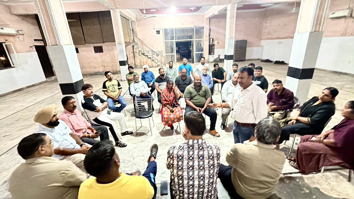 varinderjdbjp's tweet photo. 🚩 संगठन सर्वोपरि | सेवा निरंतर | वार्ड-3 विजय का संकल्प 🚩

दिनांक 4 अक्टूबर को वार्ड नंबर-3 स्थित वाल्मीकि धर्मशाला में मंडल अध्यक्ष के रूप में @BJP4Chandigarh मंडल-3 की मासिक संगठनात्मक बैठक आयोजित की।

बैठक में प्रधानमंत्री श्री @narendramodi जी के जन्मदिवस के उपलक्ष्य में चल रहे ‘सेवा संकल्प अभियान’ के अंतर्गत अब तक आयोजित कार्यक्रमों की समीक्षा की गई तथा आगामी कार्यक्रमों की रूपरेखा तय की गई। साथ ही आगामी नगर निगम चुनावों को ध्यान में रखते हुए संगठन को बूथ स्तर तक और अधिक ���जबूत करने, जनसंपर्क बढ़ाने एवं कार्यकर्ताओं की सक्रिय भूमिका को लेकर महत्वपूर्ण चर्चा की गई।

इस अवसर पर नवनियुक्त @BJP4OBCMorcha जिला उपाध्यक्ष श्री अनिल वर्मा जी एवं @bjpscmorchachd मंडल अध्यक्ष श्री गौरव बोहत जी को भाजपा पटका पहनाकर भाजपा परिवार में स्वागत एवं सम्मानित किया गया।

बैठक में जिला उपाध्यक्ष श्री राजकिशोर जी, पूर्व मंडल अध्यक्ष श्री राधेश्याम जी, SC मोर्चा जिला अध्यक्ष श्री रतन सिंह जी, SC मो��्चा उपाध्यक्ष श्रीमती @rashmijd78,मोर्चा सचिव श्री रमेश जी, मुकेश जी एवं मोनू जी की गरिमामयी उपस्थिति रही।

मंडल-3 टीम से उपाध्यक्ष श्री बाबूराम यादव जी, बजिंदर जी, जोधमल जी, संदीप कुमार जी,महामंत्री श्री स्वर्ण सिंह भुल्लर जी एवं श्री राजकुमार जी,सचिव श्री राहुल गुप्ता जी, श्री रमेश कुमार जी एवं रानी जी,��फिस सेक्रेटरी श्री विजय कुमार जी,मंडल सोशल मीडिया संयोजक श्री आकाश वैद जी उपस्थित रहे।

आइए, एकजुट होकर वार्ड-3 को संगठन की दृष्टि से और अधिक मजबूत, सक्रिय एवं प्रभावशाली बनाएं।

🚩 सेवा ही संगठन | संगठन ही शक्ति | राष्ट्र प्रथम 🚩
@MahendraP_BJP 
@BJP4India 
@blsanthosh 
@JPNadda 
@JPMalhotra 
@manthriji 
@TawdeVinod 
@LalSinghArya 
@shivprakashbjp 
@sunnypuri777 
@SanjayTandonBJP 
@arunsoodbjp 
@saudansinghbjp