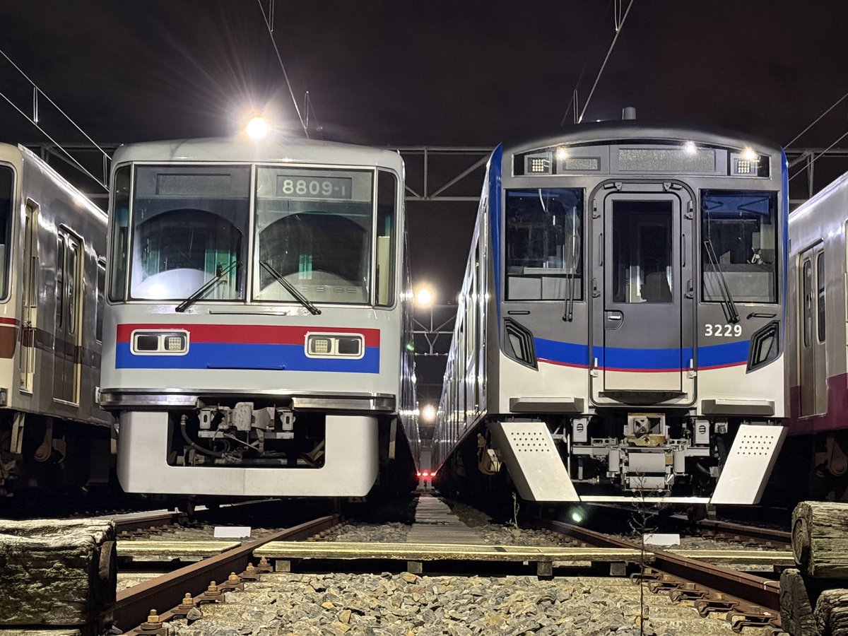 8150_TD's tweet photo. 3200によって置き換えられたのは8809でしたね
京成カラーになったものの短期間で廃車は勿体無い気もしますが、更新されてなかったが故に仕方ないのかもしれません

↓以前くぬぎ山を訪れた際、たまたま32と09が並んでました
8809、お疲れ様でした https://t.co/W3r2WxouO7