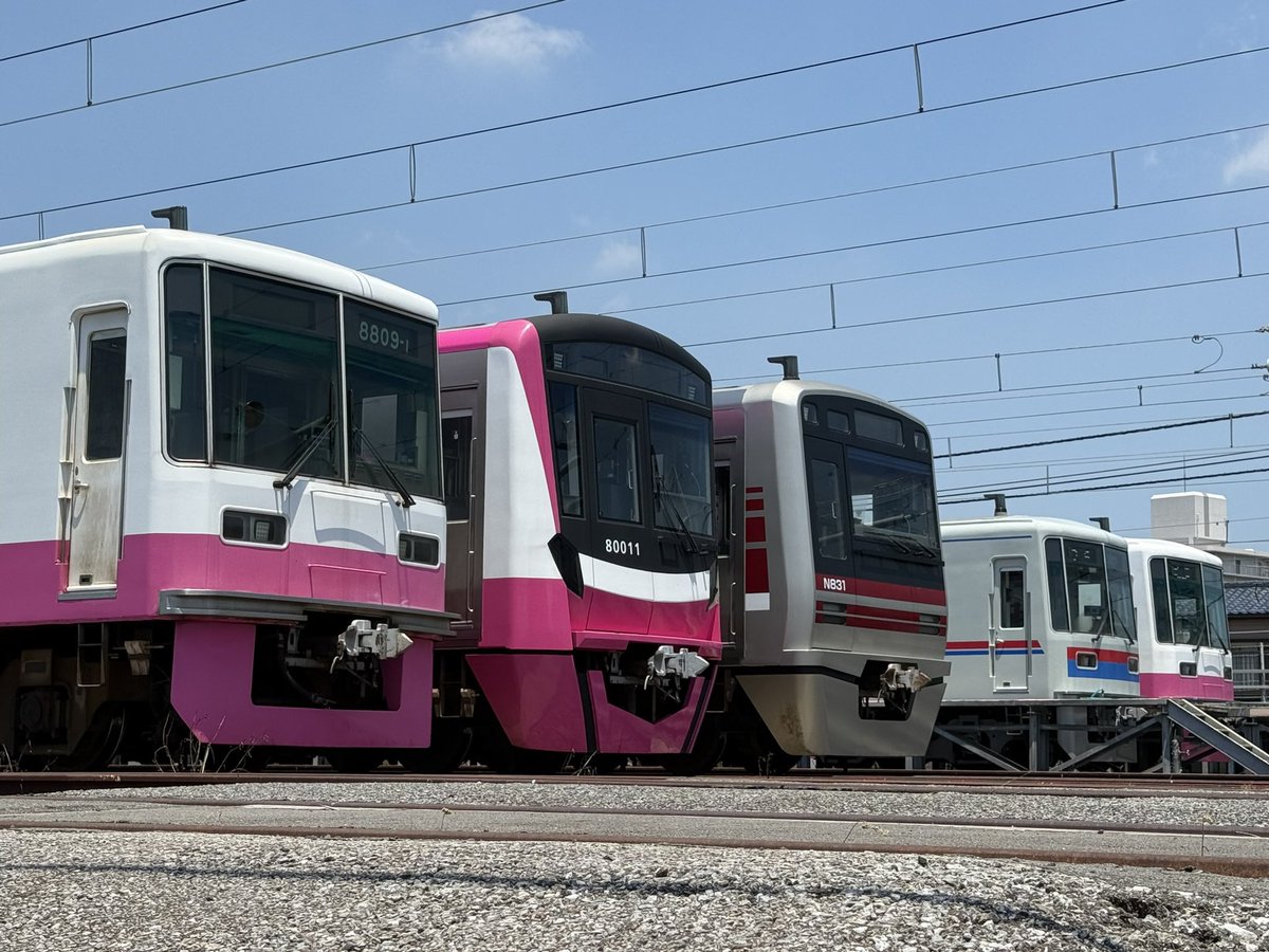 8150_TD's tweet photo. 3200によって置き換えられたのは8809でしたね
京成カラーになったものの短期間で廃車は勿体無い気もしますが、更新されてなかったが故に仕方ないのかもしれません

↓以前くぬぎ山を訪れた際、たまたま32と09が並んでました
8809、お疲れ様でした https://t.co/W3r2WxouO7
