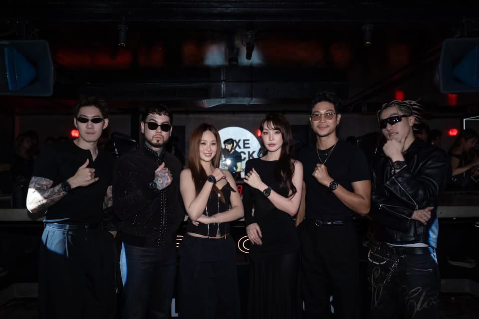 AllNews_th's tweet photo. G-SHOCK เปิดตัว LUXE BLACK COLLECTION ชวนสัมผัสอีกมิติของความเท่และความเรียบหรู ผ่านดีไซน์เหนือกาลเวลาที่ผสานความแข็งแกร่งและสไตล์อันโดดเด่น
#GSHOCKTH #CASIOCMG #GSHOCK #LUXEBLACK
🔗 https://t.co/qSHqQdnsFM
G-SHOCK ตอกย้ำตัวตนแห่งการสร้างสรรค์เรือนเวลาที่ผสานความแข็งแกร่งเข้ากับดีไซน์อันโดดเด่น
จัดงานเปิดตัว G-SHOCK LUXE BLACK COLLECTION อย่างเป็นทางการ พร้อมชวนค้นพบความเท่และความเรียบหรูผ่านนาฬิกาโทนสีดำในหลากหลายมิติ ภายใต้คอนเซ็ปต์ “Refined in Black” ที่ถ่ายทอดทั้งความแข็งแกร่ง ความโดดเด่น และสไตล์เหนือกาลเวลา ผ่านเรือนเวลาหลากหลายดีไซน์ที่สะท้อนเอกลักษณ์ของ G-SHOCK ได้อย่างชัดเจน
โดยภายในงานได้รับเกียรติจาก สิรินาถ เรืองสุวรรณเดช Head of Casio Watch บริษัท เซ็นทรัล
มาร์เก็ตติ้ง กรุ๊ป จำกัด ในเครือเซ็นทรัล รีเทล และ วรากุล ญาณสมบัติ ผู้จัดการการตลาดระดับประเทศ บริษัท คาสิโอ มาร์เก็ตติ้ง (ประเทศไทย) จํากัด ให้การต้อนรับเหล่าคนดัง อาทิ ท็อป-ทศพล หมายสุข, จิรายุทธ ผโลประการ หรือ ยัวร์บอยทีเจ, กระปุก-พลอยนิรา หิรัญทวีศิลป์, นารา เทพนุภา, กันต์-ชนกันต์ อาพรสุทธินันธ์ หรือ Gunsmile และ ซีดี กันต์ธีร์ ปิติธัญ ที่มาร่วมแสดงความยินดี พร้อมสัมผัสเสน่ห์ของ
G-SHOCK LUXE BLACK COLLECTION และอีกมิติของความเท่และความเรียบหรูผ่านเรือนเวลาสีดำ
ไฮไลต์ของานกับ G-SHOCK LUXE BLACK COLLECTION ความงามของสีดำในมิติที่ประณีตยิ่งขึ้น
ไฮไลต์สำคัญของงานคือการเปิดตัว G-SHOCK LUXE BLACK COLLECTION ในโทน “Deep Black” ถ่ายทอดความเรียบหรูผ่านการผสานพื้นผิวด้านและความเงางามอย่างลงตัว พร้อมลดทอนรายละเอียดที่ไม่จำเป็น เพื่อสะท้อนดีไซน์เหนือกาลเวลา ตัวเรือนโดดเด่นด้วย กรอบโลหะเคลือบไอออนสีดำ และสายเรซินชีวภาพสีดำ ขณะที่ยังคงความแข็งแกร่งและทนทานต่อแรงกระแทกตามแบบฉบับ G-SHOCK อีกหนึ่งไฮไลต์คือหน้าปัดสีดำด้านแบบ Micro-Texture ที่ช่วยลดการสะท้อนและเพิ่มความชัดเจนในการอ่านเวลา พร้อมเข็มชั่วโมงและนาทีดีไซน์ใหม่ เติมมิติด้วยรายละเอียดสีเงินหรือสีทองในแต่ละรุ่น สร้างคอนทราสต์ที่โดดเด่นและหรูหรา พร้อมฟังก์ชันที่ตอบโจทย์การใช้งานในชีวิตประจำวัน ทั้งการแสดงเวลาแบบอะนาล็อกและดิจิทัล, เวลาโลก 31 โซนเวลา, นาฬิกาจับเวลา 1/100 วินาที, ตัวนับเวลาถอยหลัง, นาฬิกาปลุก และไฟ LED Super Illuminato
สำรวจเสน่ห์ของสีดำผ่านเรือนเวลา G-SHOCK หลากหลายสไตล์
นอกเหนือจาก LUXE BLACK COLLECTION แล้ว G-SHOCK ยังนำเสนอเรือนเวลาหลากหลายรุ่นที่ถ่ายทอดเอกลักษณ์ของสีดำผ่านดีไซน์และฟังก์ชันที่แตกต่างกัน ตั้งแต่ดีไซน์คลาสสิกไปจนถึงสไตล์สปอร์ตและร่วมสมัย สะท้อนแนวคิดของสีดำในฐานะองค์ประกอบที่ผสานความเท่ ความแข็งแกร่ง และสไตล์เหนือกาลเวลาเข้าด้วยกัน ได้แก่
ร่วมค้นพบสไตล์ที่เป็นตัวคุณผ่าน G-SHOCK LUXE BLACK COLLECTION และเรือนเวลาหลากหลายดีไซน์ ที่ถ่ายทอดทั้งความเท่ ความเรียบหรู และตัวตนเหนือกาลเวลา พร้อมสัมผัสคอลเลกชันได้ที่ G-SHOCK SHOP ทุกสาขา
@casiothailand