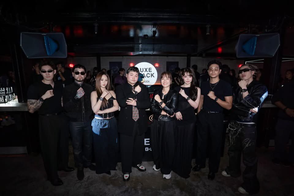 AllNews_th's tweet photo. G-SHOCK เปิดตัว LUXE BLACK COLLECTION ชวนสัมผัสอีกมิติของความเท่และความเรียบหรู ผ่านดีไซน์เหนือกาลเวลาที่ผสานความแข็งแกร่งและสไตล์อันโดดเด่น
#GSHOCKTH #CASIOCMG #GSHOCK #LUXEBLACK
🔗 https://t.co/qSHqQdnsFM
G-SHOCK ตอกย้ำตัวตนแห่งการสร้างสรรค์เรือนเวลาที่ผสานความแข็งแกร่งเข้ากับดีไซน์อันโดดเด่น
จัดงานเปิดตัว G-SHOCK LUXE BLACK COLLECTION อย่างเป็นทางการ พร้อมชวนค้นพบความเท่และความเรียบหรูผ่านนาฬิกาโทนสีดำในหลากหลายมิติ ภายใต้คอนเซ็ปต์ “Refined in Black” ที่ถ่ายทอดทั้งความแข็งแกร่ง ความโดดเด่น และสไตล์เหนือกาลเวลา ผ่านเรือนเวลาหลากหลายดีไซน์ที่สะท้อนเอกลักษณ์ของ G-SHOCK ได้อย่างชัดเจน
โดยภายในงานได้รับเกียรติจาก สิรินาถ เรืองสุวรรณเดช Head of Casio Watch บริษัท เซ็นทรัล
มาร์เก็ตติ้ง กรุ๊ป จำกัด ในเครือเซ็นทรัล รีเทล และ วรากุล ญาณสมบัติ ผู้จัดการการตลาดระดับประเทศ บริษัท คาสิโอ มาร์เก็ตติ้ง (ประเทศไทย) จํากัด ให้การต้อนรับเหล่าคนดัง อาทิ ท็อป-ทศพล หมายสุข, จิรายุทธ ผโลประการ หรือ ยัวร์บอยทีเจ, กระปุก-พลอยนิรา หิรัญทวีศิลป์, นารา เทพนุภา, กันต์-ชนกันต์ อาพรสุทธินันธ์ หรือ Gunsmile และ ซีดี กันต์ธีร์ ปิติธัญ ที่มาร่วมแสดงความยินดี พร้อมสัมผัสเสน่ห์ของ
G-SHOCK LUXE BLACK COLLECTION และอีกมิติของความเท่และความเรียบหรูผ่านเรือนเวลาสีดำ
ไฮไลต์ของานกับ G-SHOCK LUXE BLACK COLLECTION ความงามของสีดำในมิติที่ประณีตยิ่งขึ้น
ไฮไลต์สำคัญของงานคือการเปิดตัว G-SHOCK LUXE BLACK COLLECTION ในโทน “Deep Black” ถ่ายทอดความเรียบหรูผ่านการผสานพื้นผิวด้านและความเงางามอย่างลงตัว พร้อมลดทอนรายละเอียดที่ไม่จำเป็น เพื่อสะท้อนดีไซน์เหนือกาลเวลา ตัวเรือนโดดเด่นด้วย กรอบโลหะเคลือบไอออนสีดำ และสายเรซินชีวภาพสีดำ ขณะที่ยังคงความแข็งแกร่งและทนทานต่อแรงกระแทกตามแบบฉบับ G-SHOCK อีกหนึ่งไฮไลต์คือหน้าปัดสีดำด้านแบบ Micro-Texture ที่ช่วยลดการสะท้อนและเพิ่มความชัดเจนในการอ่านเวลา พร้อมเข็มชั่วโมงและนาทีดีไซน์ใหม่ เติมมิติด้วยรายละเอียดสีเงินหรือสีทองในแต่ละรุ่น สร้างคอนทราสต์ที่โดดเด่นและหรูหรา พร้อมฟังก์ชันที่ตอบโจทย์การใช้งานในชีวิตประจำวัน ทั้งการแสดงเวลาแบบอะนาล็อกและดิจิทัล, เวลาโลก 31 โซนเวลา, นาฬิกาจับเวลา 1/100 วินาที, ตัวนับเวลาถอยหลัง, นาฬิกาปลุก และไฟ LED Super Illuminato
สำรวจเสน่ห์ของสีดำผ่านเรือนเวลา G-SHOCK หลากหลายสไตล์
นอกเหนือจาก LUXE BLACK COLLECTION แล้ว G-SHOCK ยังนำเสนอเรือนเวลาหลากหลายรุ่นที่ถ่ายทอดเอกลักษณ์ของสีดำผ่านดีไซน์และฟังก์ชันที่แตกต่างกัน ตั้งแต่ดีไซน์คลาสสิกไปจนถึงสไตล์สปอร์ตและร่วมสมัย สะท้อนแนวคิดของสีดำในฐานะองค์ประกอบที่ผสานความเท่ ความแข็งแกร่ง และสไตล์เหนือกาลเวลาเข้าด้วยกัน ได้แก่
ร่วมค้นพบสไตล์ที่เป็นตัวคุณผ่าน G-SHOCK LUXE BLACK COLLECTION และเรือนเวลาหลากหลายดีไซน์ ที่ถ่ายทอดทั้งความเท่ ความเรียบหรู และตัวตนเหนือกาลเวลา พร้อมสัมผัสคอลเลกชันได้ที่ G-SHOCK SHOP ทุกสาขา
@casiothailand