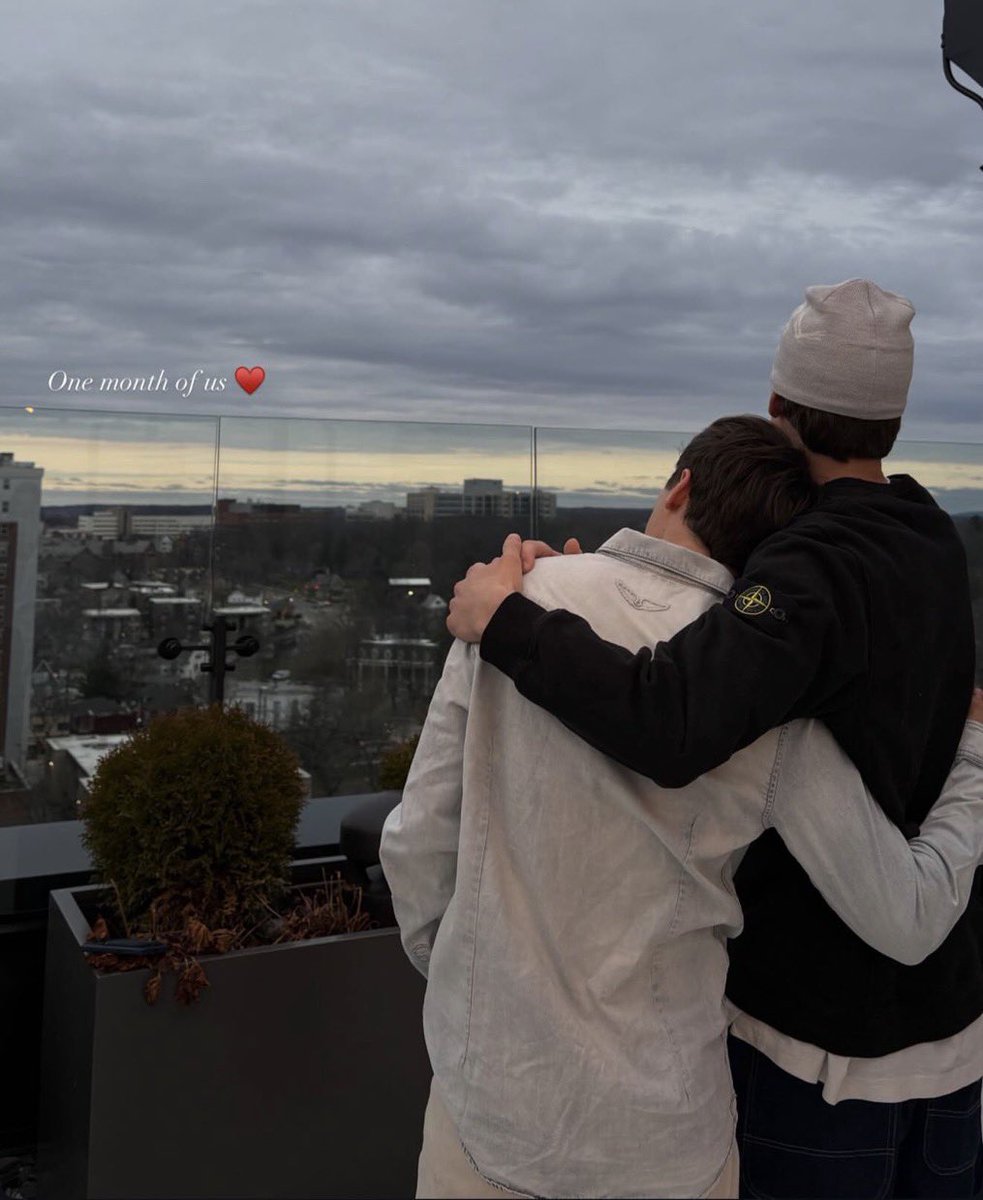 jennicruzzy's tweet photo. I could just sense a whole lot of foolery coming this month 😭 Like Finn and Noah are both such unserious people. Did we forget the HL prank?? The back-of-the-head vid??

Countdown to Foah HL. 🇬🇧💍🍓

Bows 😀 https://t.co/iWECIIkLKP