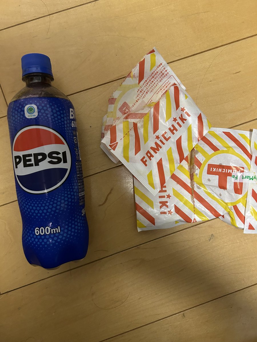 Renkon77218's tweet photo. さっきコンビニで買ったファミミキ2個とコーラこれだけ見たらめっちゃデブそう https://t.co/ZvWSPfonqB