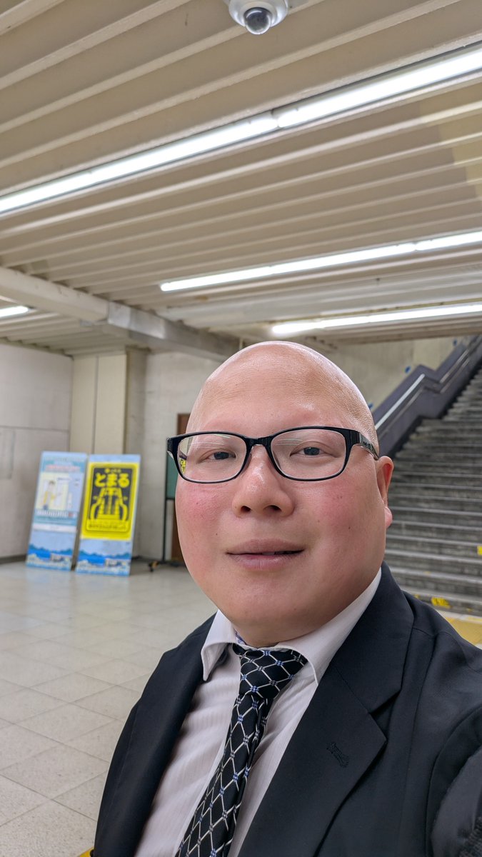 HisatoSo's tweet photo. 『最近、顔立ちやさしくなったね』
・元恋人の、緒莉（いおり）が珍しく僕を褒めた。・僕は無職。ただ、真言宗の師匠の功徳か？・今、ADHDの秘密結社、うしろゆびさされ組の副リーダーとして組織を率いている。今日は組織の定例会。
緒莉も綺麗になった。男だけど、、、、なんちゃって♪#元恋人　#再会 https://t.co/ddVajOmSxy