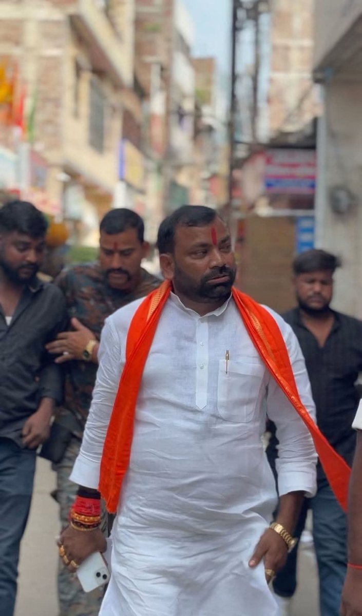 RameshKuma24594's tweet photo. कभी बिन्द समाज को एक सिपाही के सामने खड़े होने की हिम्मत नहीं थी…
आज थानेदार, एसएसपी और डीएम से बहस करने का साहस है।

ये बदलाव यूँ ही नहीं आया।
इस आग, इस आत्मसम्मान, इस हक़ की आवाज़ के पीछे एक ही नाम है—
सकलदेव बिन्द— सन ऑफ बिन्द। 🔥

#sonofbind #Sakaldeobind https://t.co/UgIPGbxj7Q
