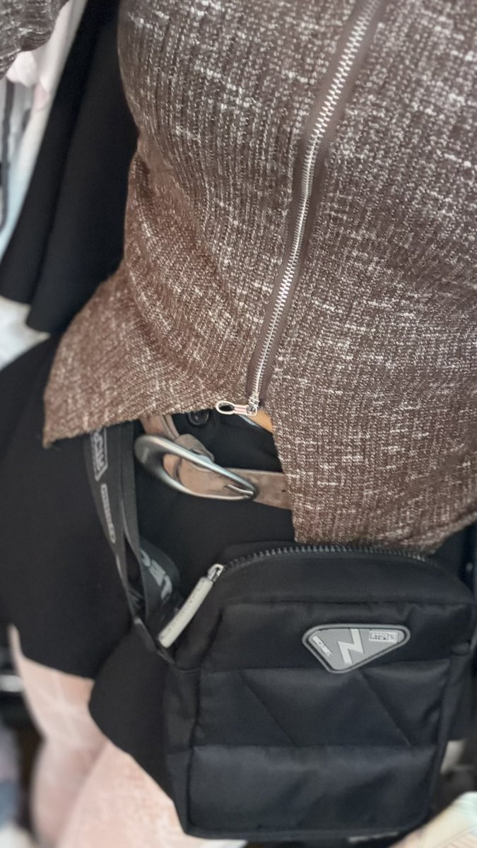yo_o__7's tweet photo. ねえ鷹踊のミニショルダーバック、紐最大に短くしたらウエストポーチになる！！
伝雷つれて行こ！神！！！^ᴗ ̫ ᴗ^♩ https://t.co/kgyGKsGnYn