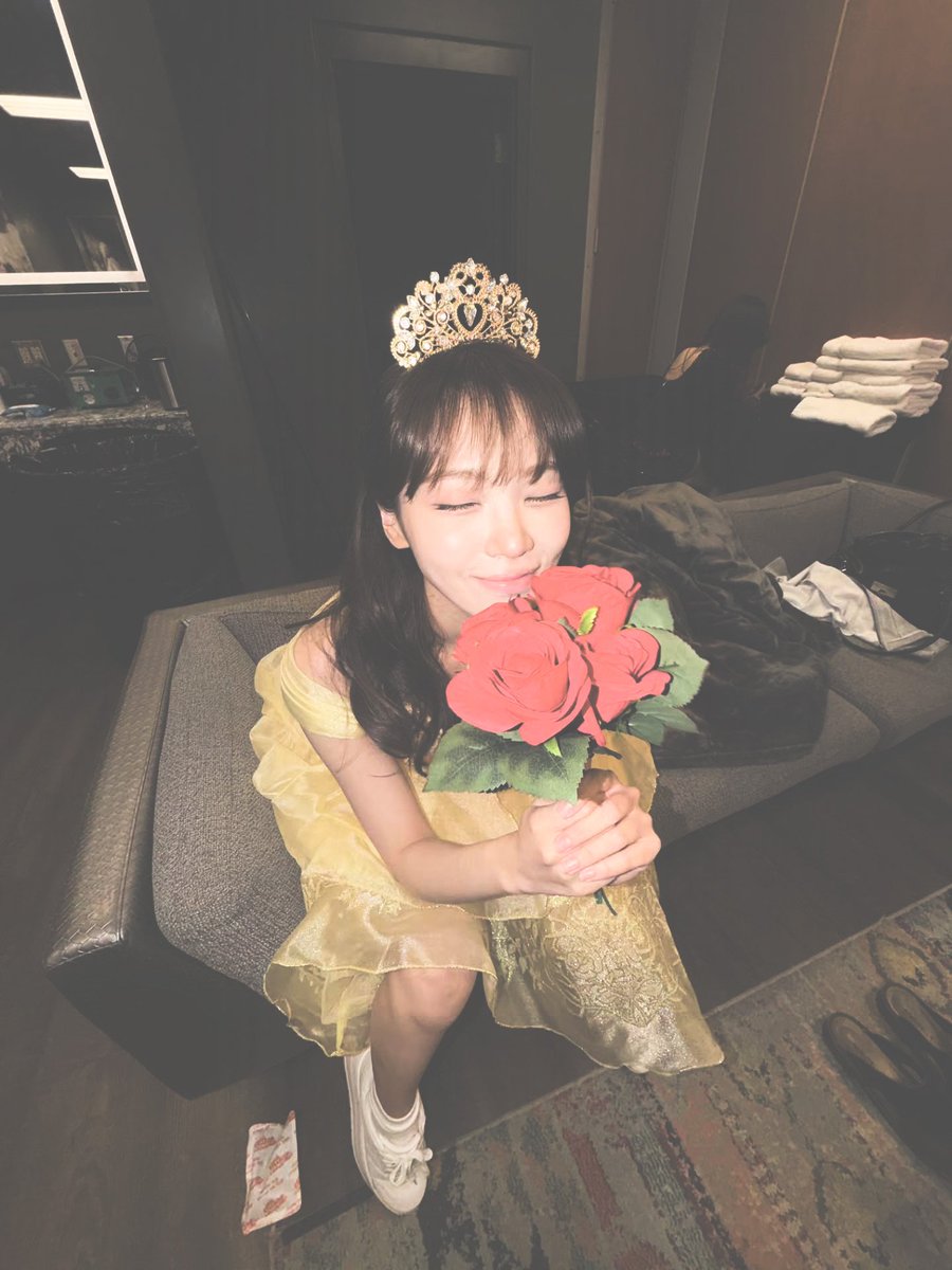 Chaewoneei's tweet photo. just  a  modern  day  princess  taking  a  quiet  break  in  the  lounge  with  her  favorite  red  flowers. https://t.co/e1reodPeWt