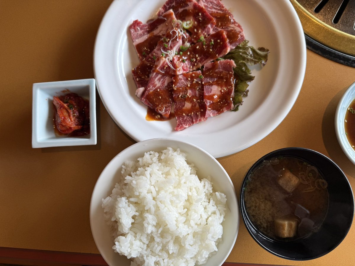 xPureHolocaustx's tweet photo. 今日のお昼ご飯は焼肉ランチを食べた！これとセンマイ刺しで腹パンになったぜ。明日は寿司でも食べようかな。 https://t.co/4Sng4LhRKr