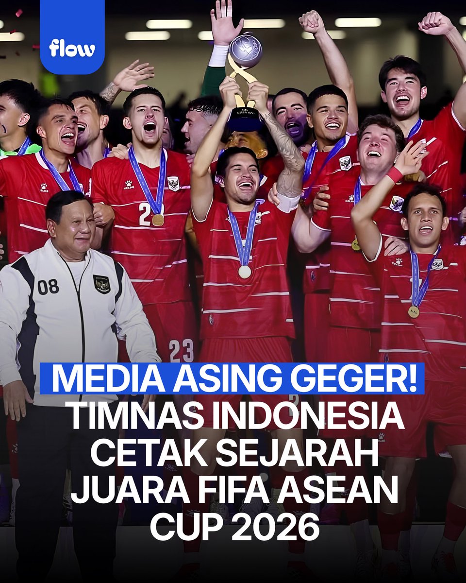 idnflow's tweet photo. Euforia di GBK semalam bener-bener pecah! Garuda akhirnya terbang tinggi di puncak ASEAN!

Timnas Indonesia sukses keluar sebagai Juara Perdana FIFA ASEAN Cup 2026 setelah menumbangkan rival bebuyutan, Thailand, lewat drama adu penalti 4-2 (imbang 2-2). Momen epik ini nggak cuma mematahkan "kutukan" 10 tahun tanpa kemenangan melawan Thailand, tapi juga jadi trofi bergengsi pertama kita sejak SEA Games 1991!

Performa mental baja dari anak asuh pelatih, gol dramatis Elkan Baggott, sampai aksi heroik Emil Audero di babak adu penalti langsung jadi sorotan berbagai media raksasa di luar negeri. Dari Spanyol sampai Malaysia, semuanya ngomongin kebangkitan sepak bola Indonesia!

Geser buat liat headline media asing yang ikut merinding liat atmosfer GBK semalam!

Menurut lo, siapa pemain yang paling pantes dapet gelar Man of the Match (MVP) di laga final yang super tegang ini? Drop nama andalan lo di komen!

#TimnasJuara #idnflow #TimnasDay