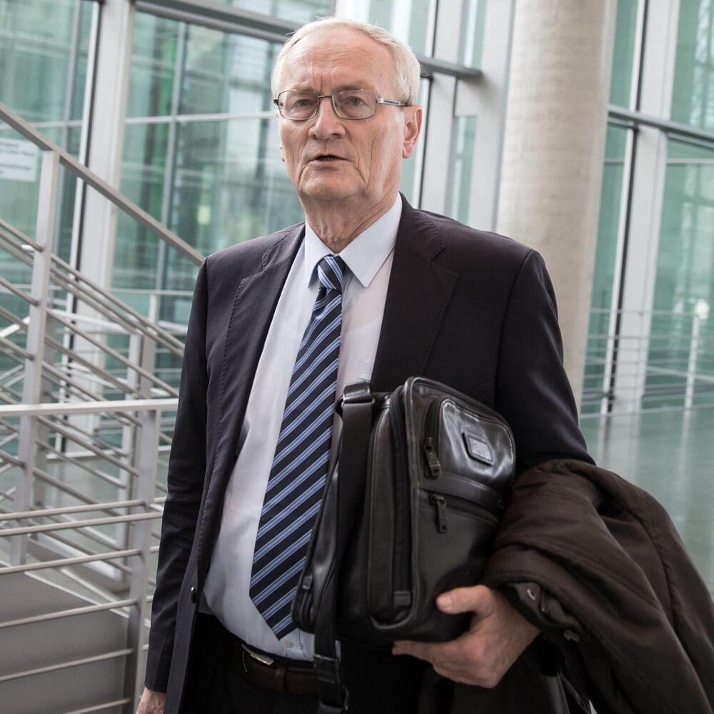 ROBZIK's tweet photo. Shock in Germania. Arrestato l’ex capo dei servizi segreti. La Procura federale accusa August Hanning di spionaggio. Si presume che abbia divulgato illegalmente dati del Servizio federale di intelligence. https://t.co/GHRDJtYVoG