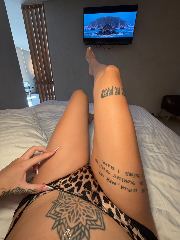 bratqueencece1's tweet photo. Would you take my foot straight on ur mouth? https://t.co/P4Mll1QbUO