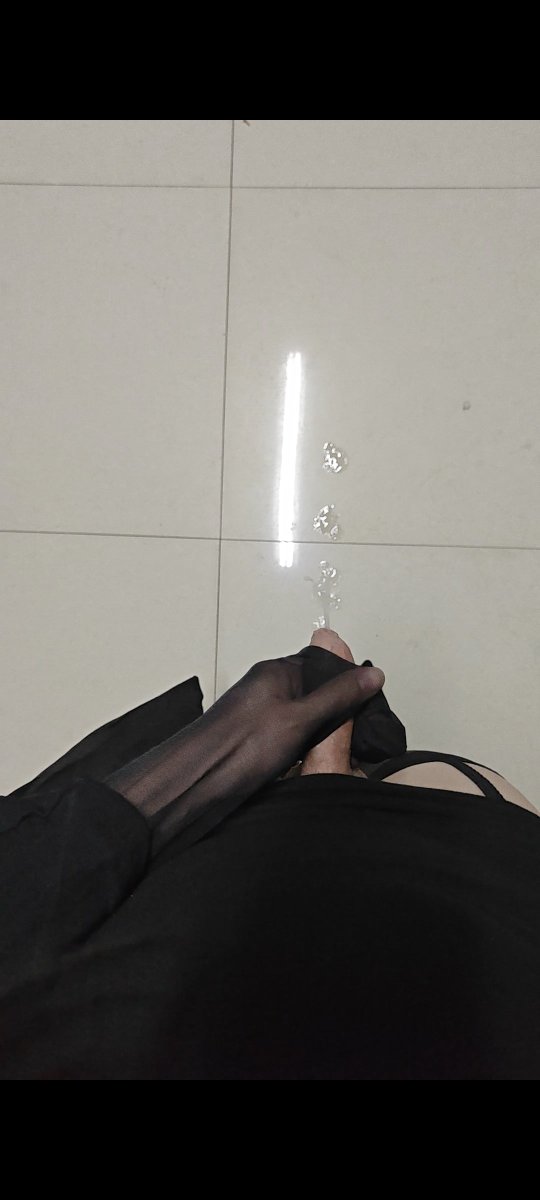 LinaaFemboy's tweet photo. 穿吊带高跟，手上套着黑丝，第一次在寝室🦌🐍了 #男娘 #伪娘 #雌堕 #femboy https://t.co/A1QlmCSeGw