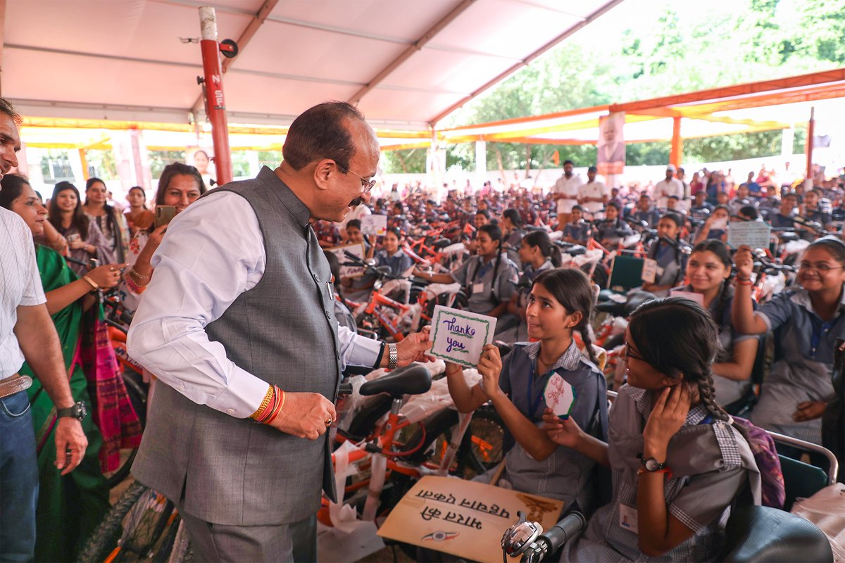 ashishsood_bjp's tweet photo. शिक्षा की राह हुई आसान, सशक्त सपनों को मिली नई रफ्तार। 

आज जनकपुरी के दो विद्यालयों में विद्या वाहिनी योजना के अंतर्गत आयोजित साइकिल वितरण समारोह में छात्राओं को साइकिल वितरित कर उनसे आत्मीय संवाद किया और उनके उज्ज्वल भविष्य के लिए शुभकामनाएँ दीं।

माननीय मुख्यमंत्री श्रीमती @gupta_rekha जी के नेतृत्व में, दिल्ली सरकार हमारी बेटियों की शिक्षा, आत्मनिर्भरता और सशक्तिकरण को नई दिशा देने के लिए निरंतर कार्य कर रही है।

ये साइकिलें केवल स्कूल तक पहुँचने का माध्यम नहीं, बल्कि हमारी बेटियों के आत्मविश्वास, स्वतंत्रता और बड़े सपनों की ओर बढ़ते कदमों की साथी बनेंगी।

बेटियाँ आगे बढ़ेंगी, दिल्ली आगे बढ़ेगी।

@NitinNabin 
@blsanthosh