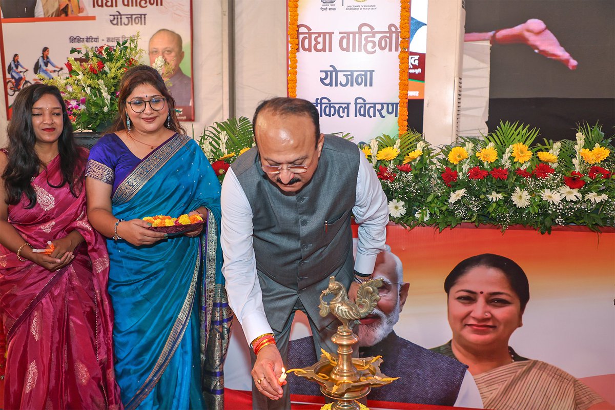 ashishsood_bjp's tweet photo. शिक्षा की राह हुई आसान, सशक्त सपनों को मिली नई रफ्तार। 

आज जनकपुरी के दो विद्यालयों में विद्या वाहिनी योजना के अंतर्गत आयोजित साइकिल वितरण समारोह में छात्राओं को साइकिल वितरित कर उनसे आत्मीय संवाद किया और उनके उज्ज्वल भविष्य के लिए शुभकामनाएँ दीं।

माननीय मुख्यमंत्री श्रीमती @gupta_rekha जी के नेतृत्व में, दिल्ली सरकार हमारी बेटियों की शिक्षा, आत्मनिर्भरता और सशक्तिकरण को नई दिशा देने के लिए निरंतर कार्य कर रही है।

ये साइकिलें केवल स्कूल तक पहुँचने का माध्यम नहीं, बल्कि हमारी बेटियों के आत्मविश्वास, स्वतंत्रता और बड़े सपनों की ओर बढ़ते कदमों की साथी बनेंगी।

बेटियाँ आगे बढ़ेंगी, दिल्ली आगे बढ़ेगी।

@NitinNabin 
@blsanthosh