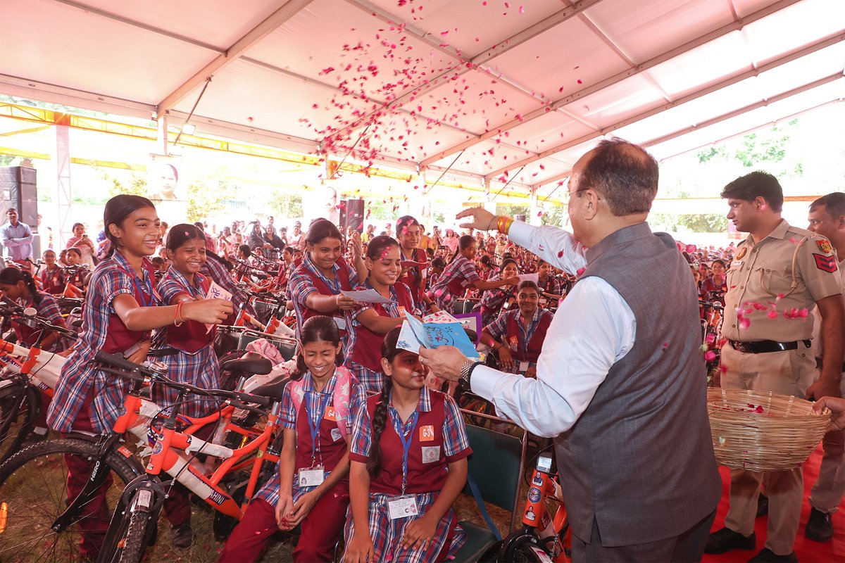 ashishsood_bjp's tweet photo. शिक्षा की राह हुई आसान, सशक्त सपनों को मिली नई रफ्तार। 

आज जनकपुरी के दो विद्यालयों में विद्या वाहिनी योजना के अंतर्गत आयोजित साइकिल वितरण समारोह में छात्राओं को साइकिल वितरित कर उनसे आत्मीय संवाद किया और उनके उज्ज्वल भविष्य के लिए शुभकामनाएँ दीं।

माननीय मुख्यमंत्री श्रीमती @gupta_rekha जी के नेतृत्व में, दिल्ली सरकार हमारी बेटियों की शिक्षा, आत्मनिर्भरता और सशक्तिकरण को नई दिशा देने के लिए निरंतर कार्य कर रही है।

ये साइकिलें केवल स्कूल तक पहुँचने का माध्यम नहीं, बल्कि हमारी बेटियों के आत्मविश्वास, स्वतंत्रता और बड़े सपनों की ओर बढ़ते कदमों की साथी बनेंगी।

बेटियाँ आगे बढ़ेंगी, दिल्ली आगे बढ़ेगी।

@NitinNabin 
@blsanthosh