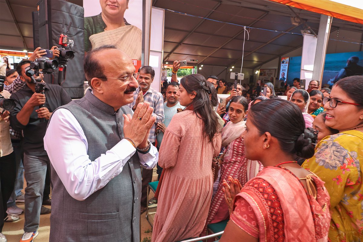 ashishsood_bjp's tweet photo. शिक्षा की राह हुई आसान, सशक्त सपनों को मिली नई रफ्तार। 

आज जनकपुरी के दो विद्यालयों में विद्या वाहिनी योजना के अंतर्गत आयोजित साइकिल वितरण समारोह में छात्राओं को साइकिल वितरित कर उनसे आत्मीय संवाद किया और उनके उज्ज्वल भविष्य के लिए शुभकामनाएँ दीं।

माननीय मुख्यमंत्री श्रीमती @gupta_rekha जी के नेतृत्व में, दिल्ली सरकार हमारी बेटियों की शिक्षा, आत्मनिर्भरता और सशक्तिकरण को नई दिशा देने के लिए निरंतर कार्य कर रही है।

ये साइकिलें केवल स्कूल तक पहुँचने का माध्यम नहीं, बल्कि हमारी बेटियों के आत्मविश्वास, स्वतंत्रता और बड़े सपनों की ओर बढ़ते कदमों की साथी बनेंगी।

बेटियाँ आगे बढ़ेंगी, दिल्ली आगे बढ़ेगी।

@NitinNabin 
@blsanthosh