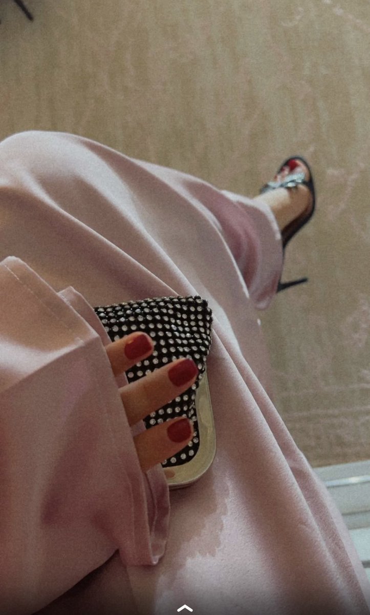 roumifeetlove's tweet photo. Je déteste aller régler les papiers le matin, même si je vais à la mairie toujours en talons
#mode #style #Classical #talon #Heel #pied #feet #feetfetısh #Nailpolish #rednail #sensuelle #sandalle #papier #mairie #hoteldeville #outfit #classic #corp #body #robe https://t.co/sgjhFFbnwl