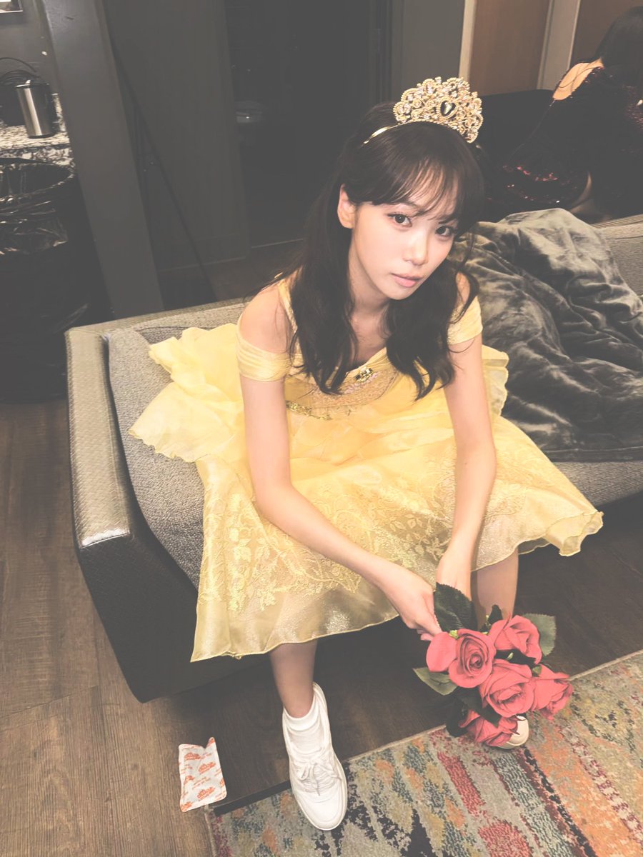 Chaewoneei's tweet photo. sneakers  on  my  feet  and  roses  in  my  hands  because  comfort  and  fairytales  belong  together. https://t.co/dDhnJLFk4s