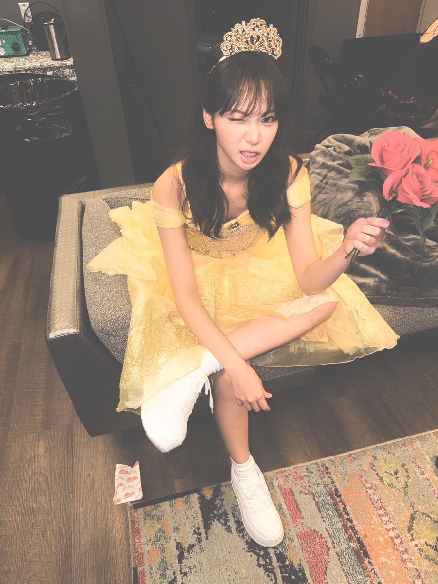 Chaewoneei's tweet photo. sneakers  on  my  feet  and  roses  in  my  hands  because  comfort  and  fairytales  belong  together. https://t.co/dDhnJLFk4s