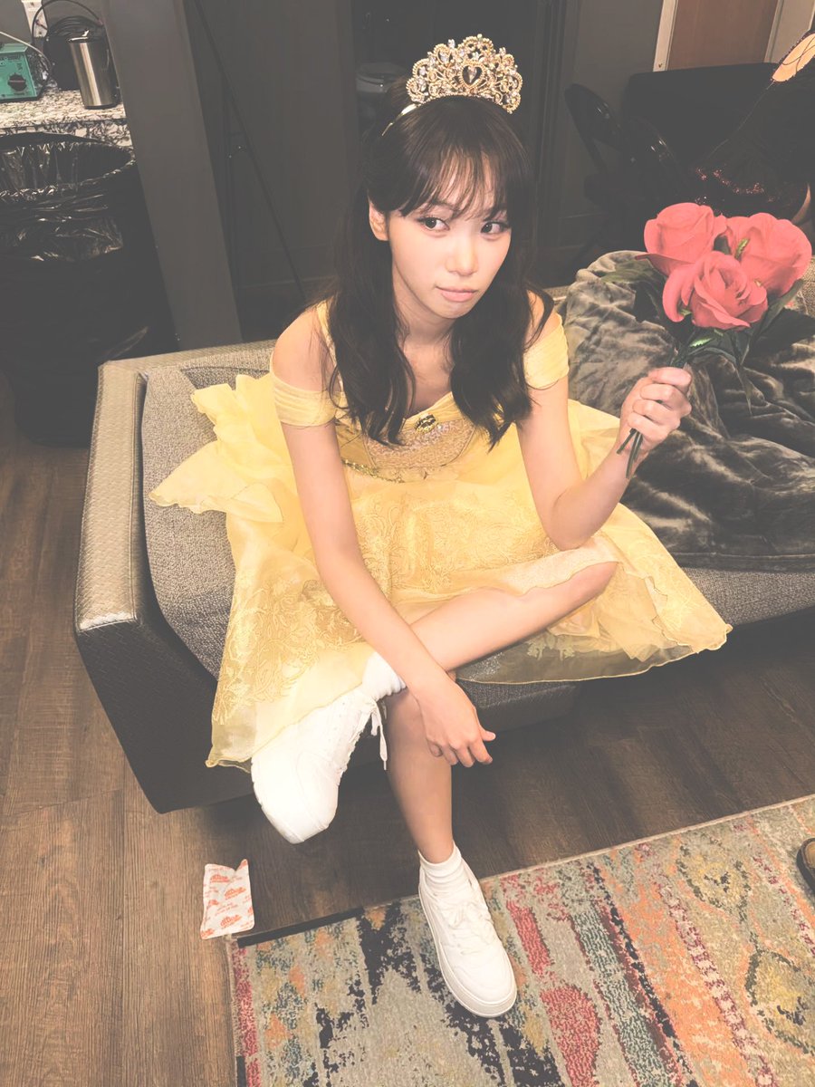 Chaewoneei's tweet photo. sneakers  on  my  feet  and  roses  in  my  hands  because  comfort  and  fairytales  belong  together. https://t.co/dDhnJLFk4s