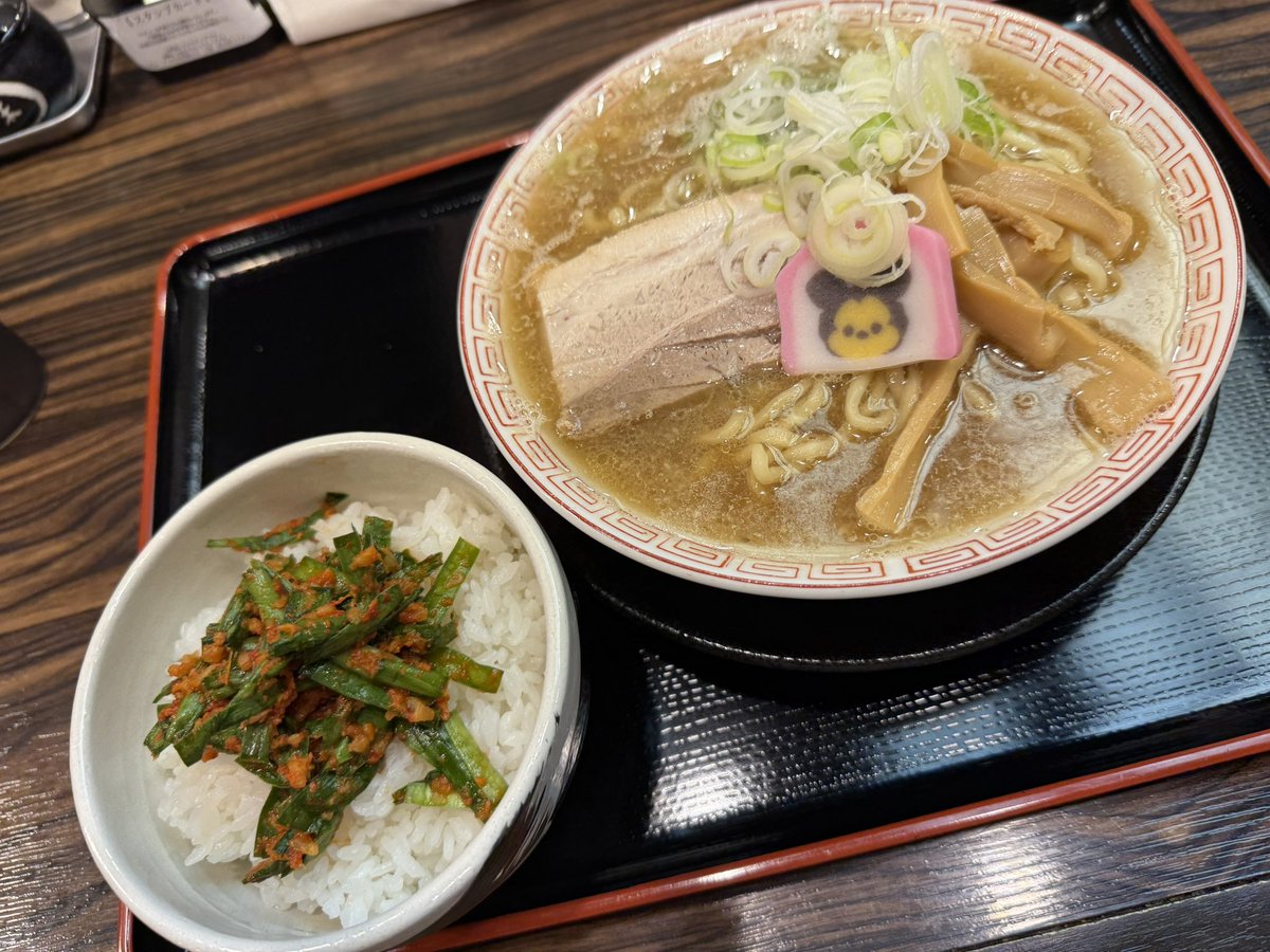 kamisirosetsuki's tweet photo. 夕飯は近所にある『とんこつ豚らーめん飛燕様(@mkr_gekko )』に2度目ましての来訪。
デスオイルが興味津々だったのと『海懐鰹(カイナッツォ)』を食べに行ってきました♪

デスオイルと辛味(つらみ)は後日試してみようと思います♪ https://t.co/ikEwItdn2U