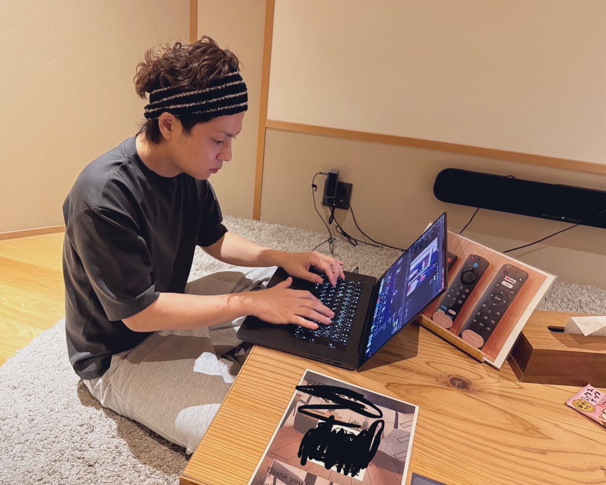 o_magatoki_hiro's tweet photo. 大阪オフ会終わりのホテルで翌日投稿の動画を編集する図 https://t.co/e3JaUk7dqm