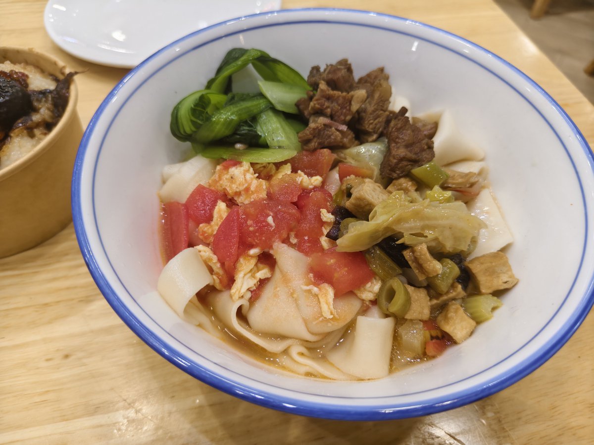 Wood11991's tweet photo. Xi'an brings me a really subtle feeling, because its special food is really only noodles besides noodles... (Noodles and mutton buns)
来西安的感觉真的让人感到很微妙，因为它的本地特色食物真的除了面就只有面了，biang biang 面和羊肉泡馍什么的……
吃的我快晕碳了 https://t.co/0P8xiUDpX7
