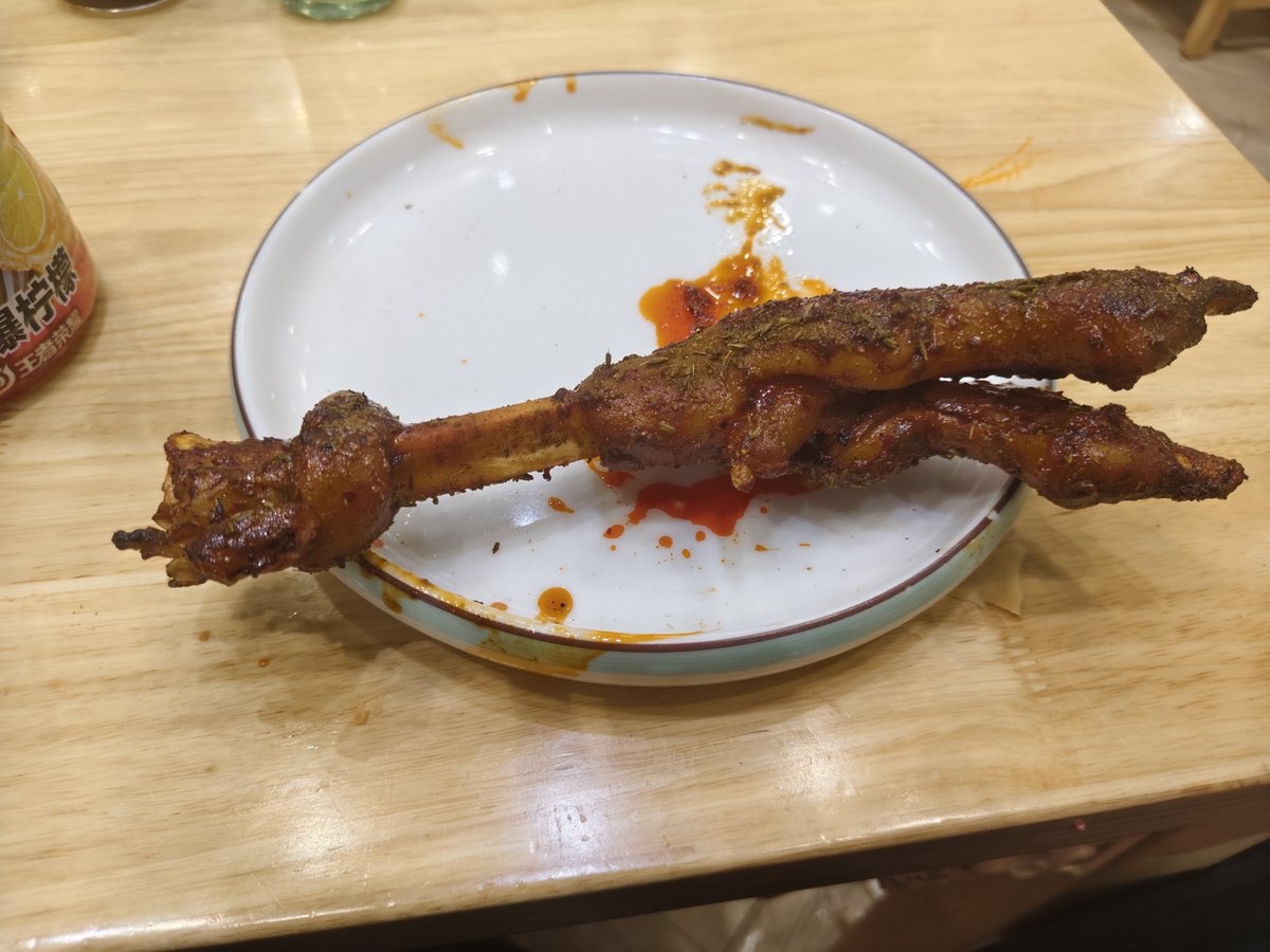 Wood11991's tweet photo. Xi'an brings me a really subtle feeling, because its special food is really only noodles besides noodles... (Noodles and mutton buns)
来西安的感觉真的让人感到很微妙，因为它的本地特色食物真的除了面就只有面了，biang biang 面和羊肉泡馍什么的……
吃的我快晕碳了 https://t.co/0P8xiUDpX7