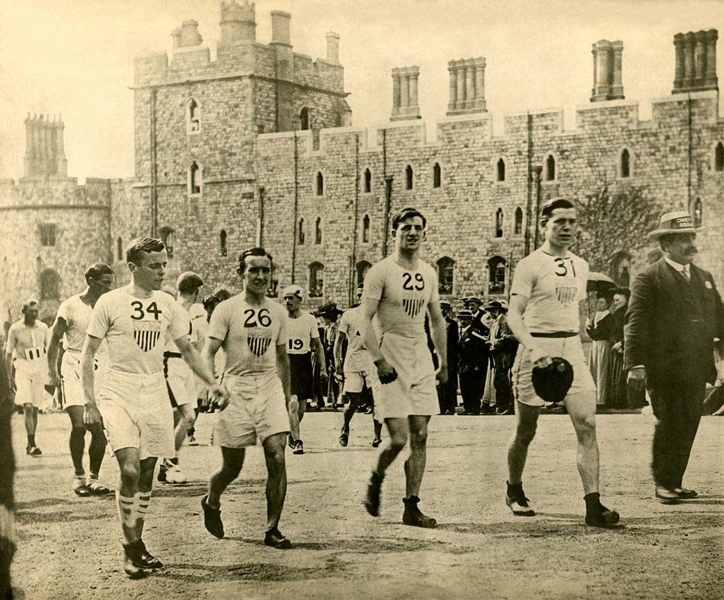 geric99018902's tweet photo. Just before the start of the 1908 Olympic Marathon at Windsor Castle - 26 miles 385 1/4 yds from the the Finish Line in London https://t.co/tCRCfA4YZV