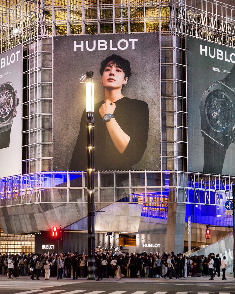 JeonJungkook_BR's tweet photo. Julien Tornare, CEO da Hublot, via Instagram com Jungkook:

“Que dia em Tóquio! 🇯🇵
Foi um verdadeiro prazer passar este momento especial ao lado de Jungkook, nosso Embaixador Global da Marca.
Começamos o dia com uma visita à nossa boutique Hublot, onde encontramos a equipe e sentimos de perto a incrível energia em torno de Jungkook. À noite, nos reunimos novamente para uma celebração muito especial.
Boas conversas, uma energia contagiante e muitos momentos inesquecíveis. É isso que eu amo na Hublot: conectar pessoas, culturas e criatividade incríveis de todo o mundo.

Obrigado por fazer parte da família Hublot e por tornar este momento em Tóquio inesquecível!”

#JUNGKOOKxHUBLOT