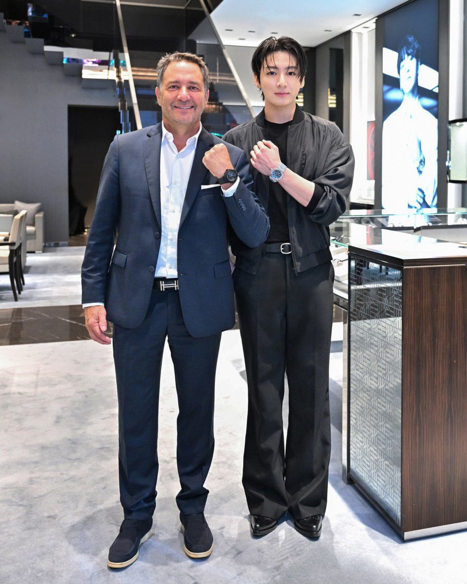 JeonJungkook_BR's tweet photo. Julien Tornare, CEO da Hublot, via Instagram com Jungkook:

“Que dia em Tóquio! 🇯🇵
Foi um verdadeiro prazer passar este momento especial ao lado de Jungkook, nosso Embaixador Global da Marca.
Começamos o dia com uma visita à nossa boutique Hublot, onde encontramos a equipe e sentimos de perto a incrível energia em torno de Jungkook. À noite, nos reunimos novamente para uma celebração muito especial.
Boas conversas, uma energia contagiante e muitos momentos inesquecíveis. É isso que eu amo na Hublot: conectar pessoas, culturas e criatividade incríveis de todo o mundo.

Obrigado por fazer parte da família Hublot e por tornar este momento em Tóquio inesquecível!”

#JUNGKOOKxHUBLOT