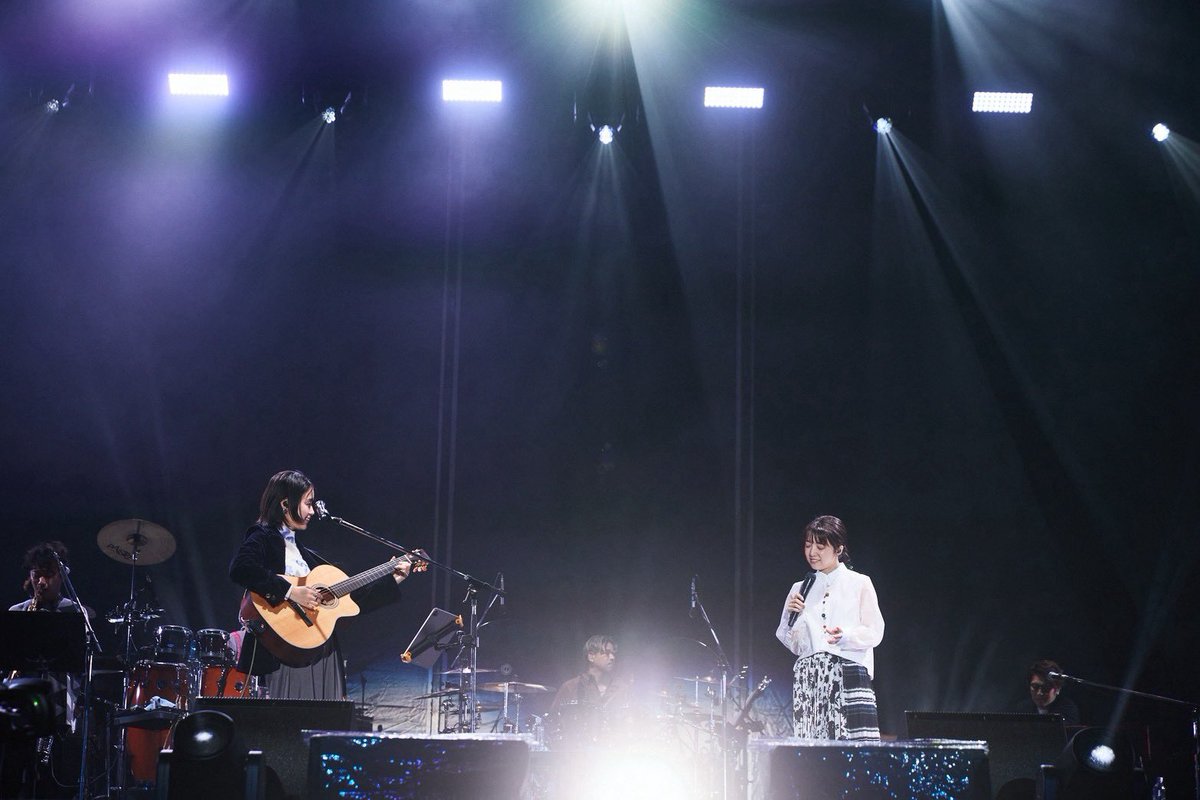 MammothSakura's tweet photo. 上白石萌音ちゃんの初主催フェス「bouquet for ALL」に参加させていただきました🫶
海風に、彼女の綺麗な歌声が溶けていく様がひたすら美しかった。歌手活動10周年を一緒に歌ってお祝いできて嬉しいです!
私たちの友情も10周年!めでたい🎉
写真1枚目は田中聖太郎さん
写真2枚目は中河原理英さん https://t.co/xm9FAQP9hE